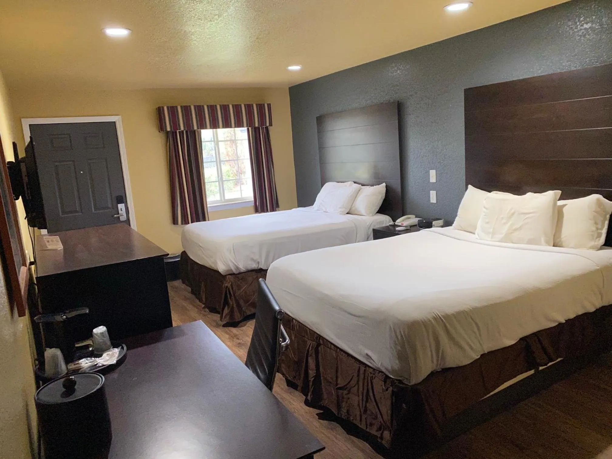 Bed in Woodridge Inn and Suites
