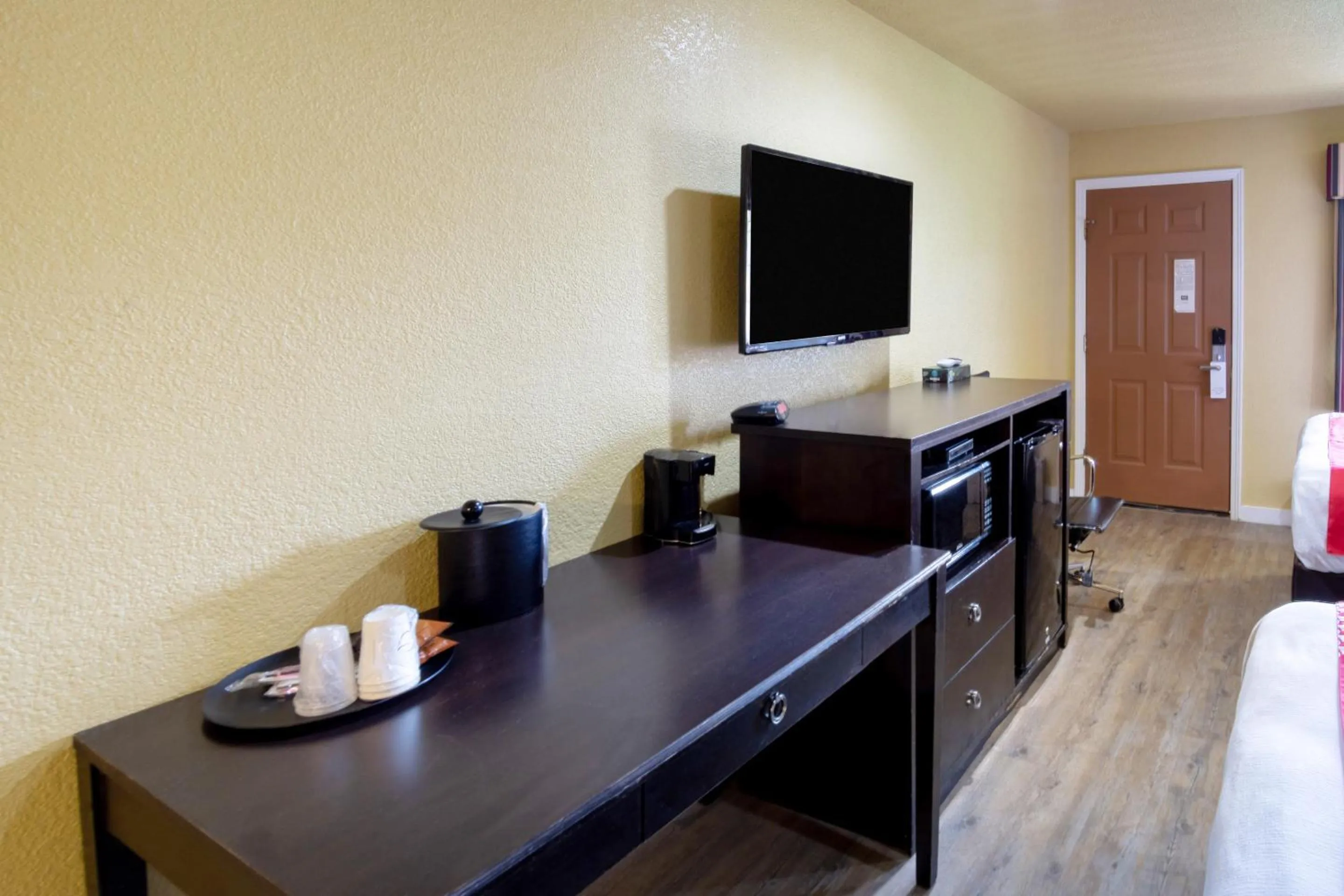 TV and multimedia, TV/Entertainment Center in OYO Hotel Miami OK I-44