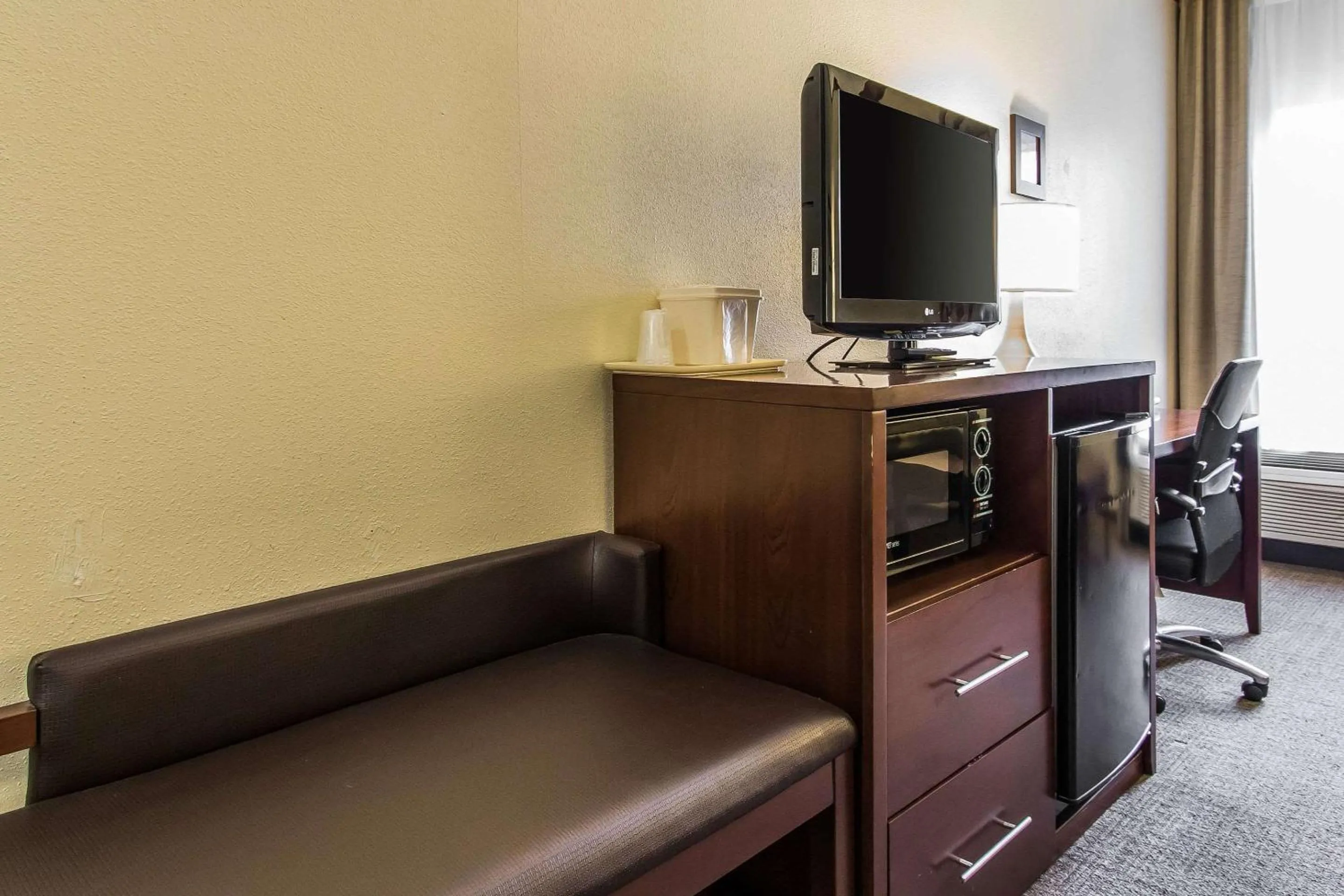 Photo of the whole room in Ardmore Inn & Suites Ardmore