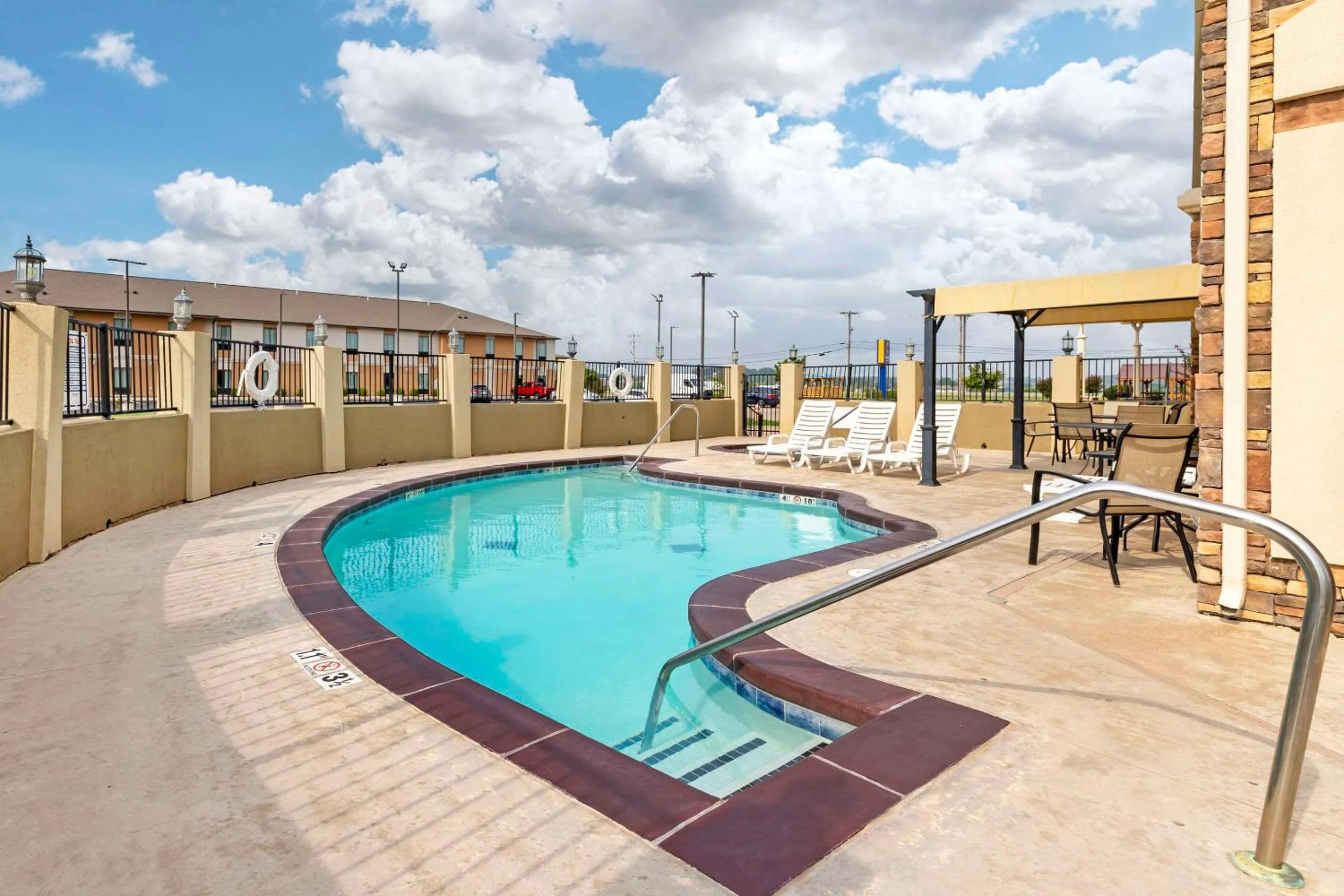 Swimming pool in Comfort Inn & Suites Glenpool