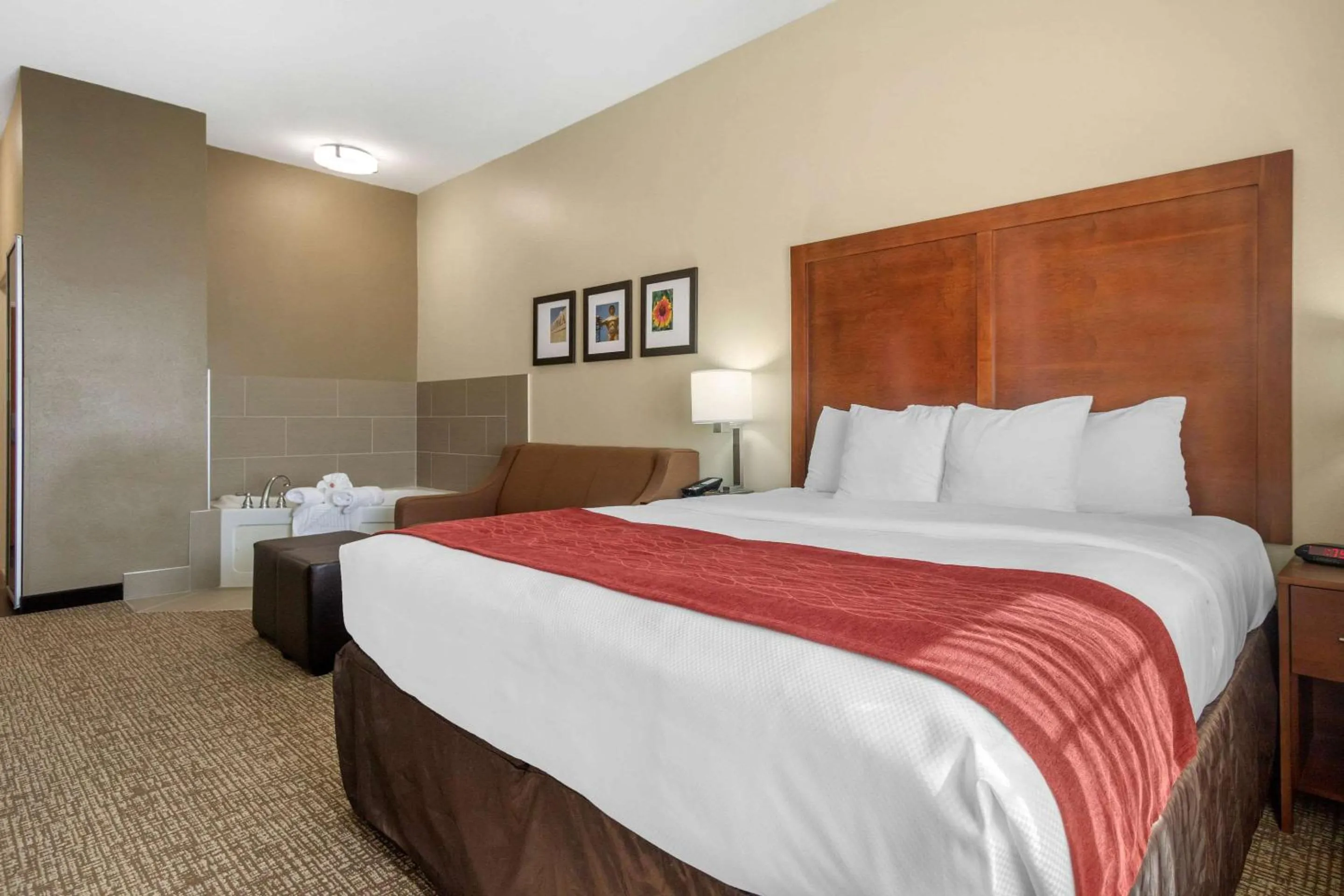 Bedroom, Bed in Comfort Inn & Suites Glenpool