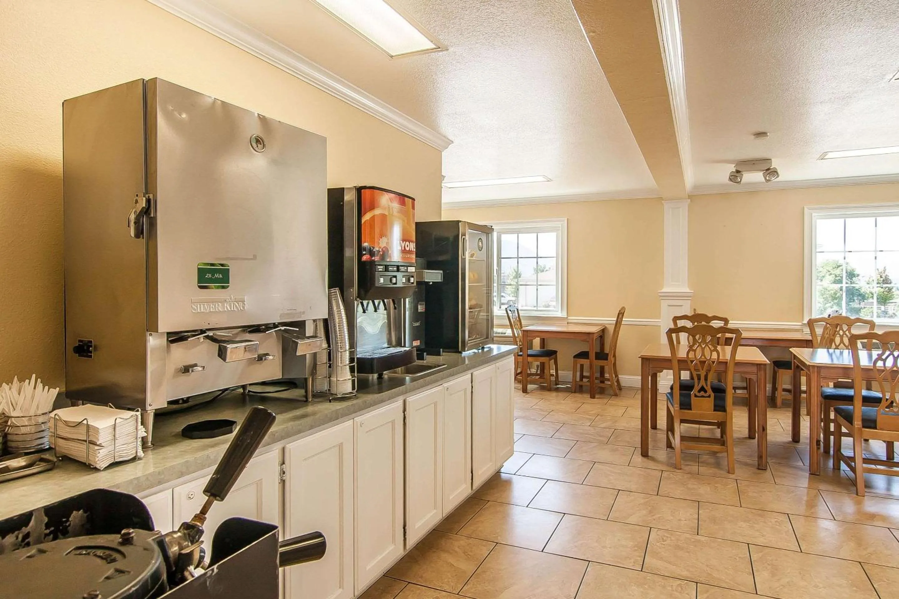 Restaurant/places to eat in Quality Inn