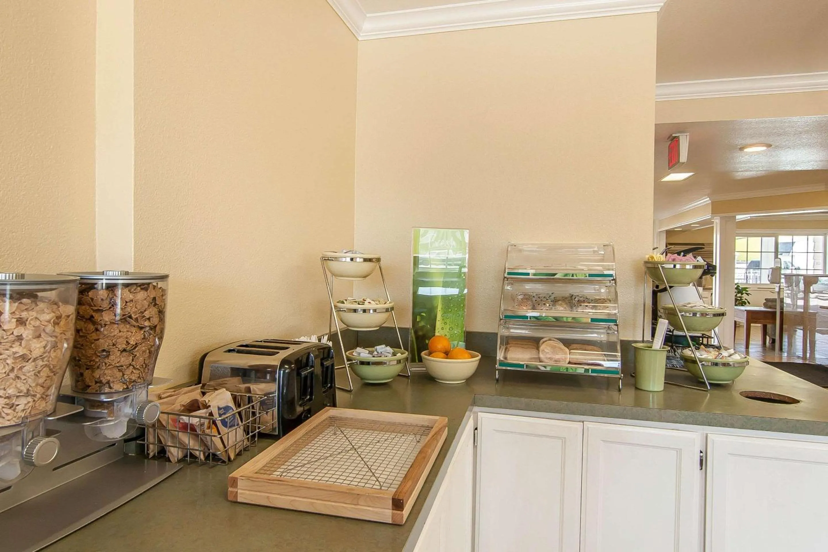 Restaurant/places to eat in Quality Inn