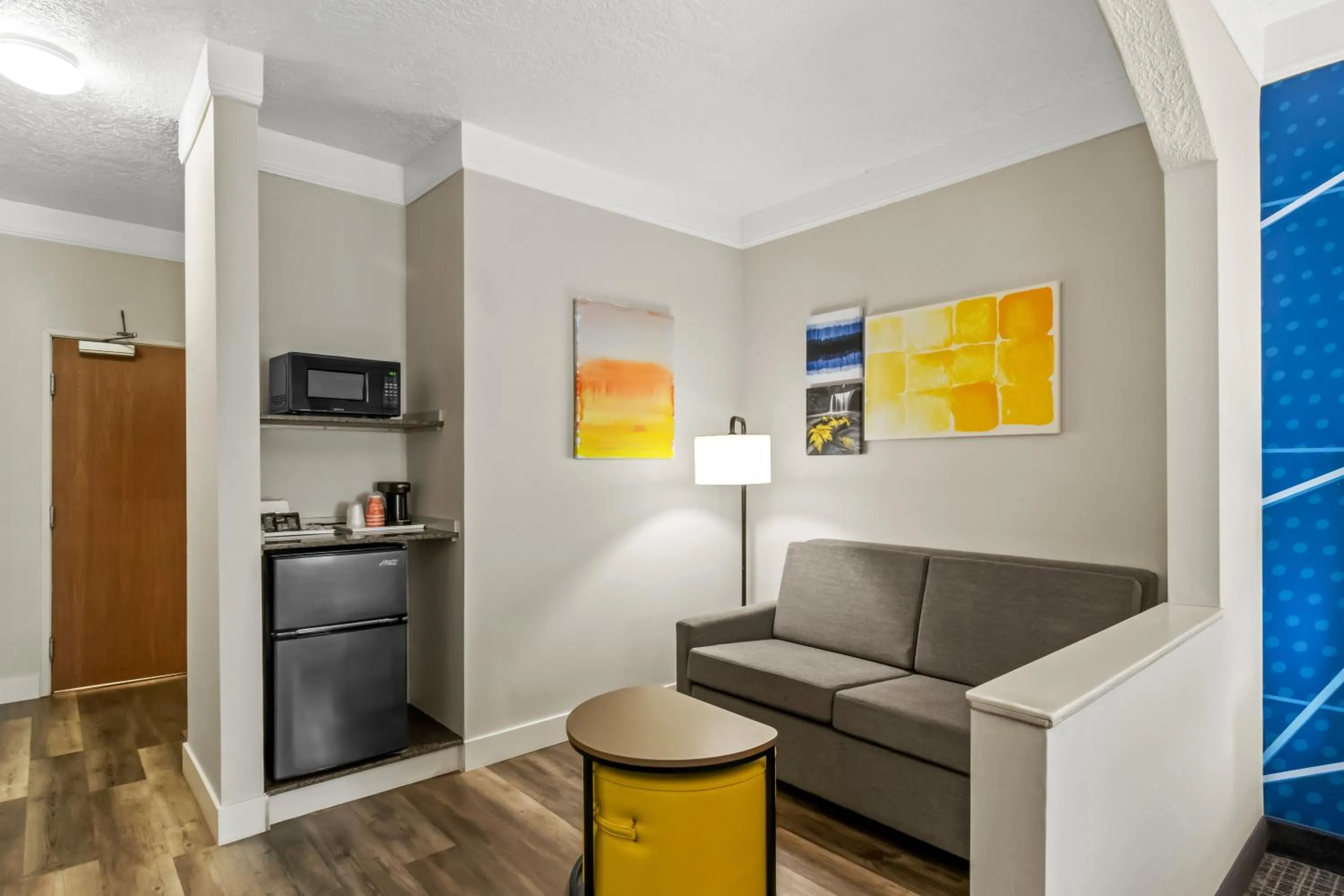 Seating area in Comfort Suites Clackamas