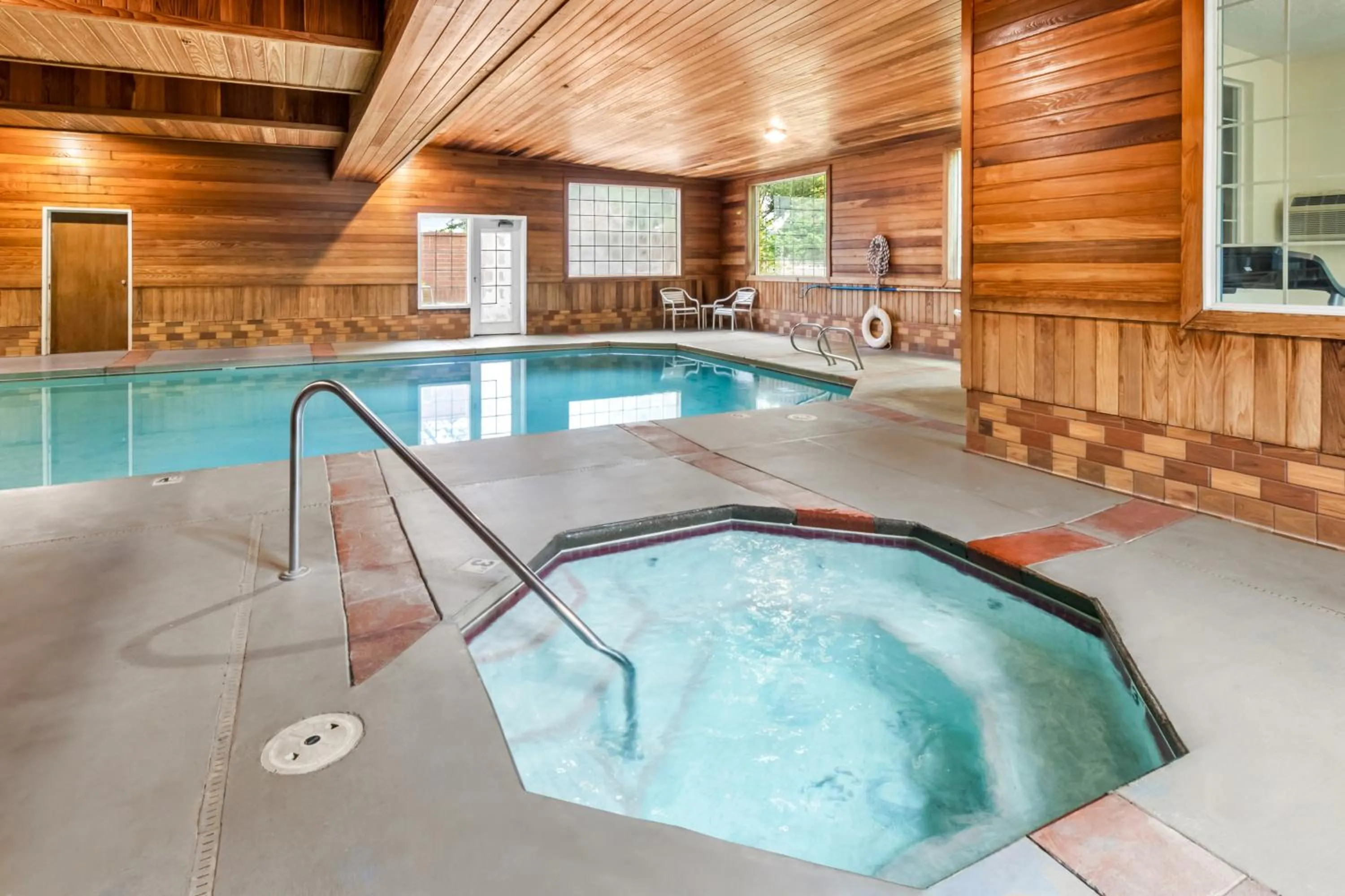 Hot Tub in Comfort Suites Clackamas