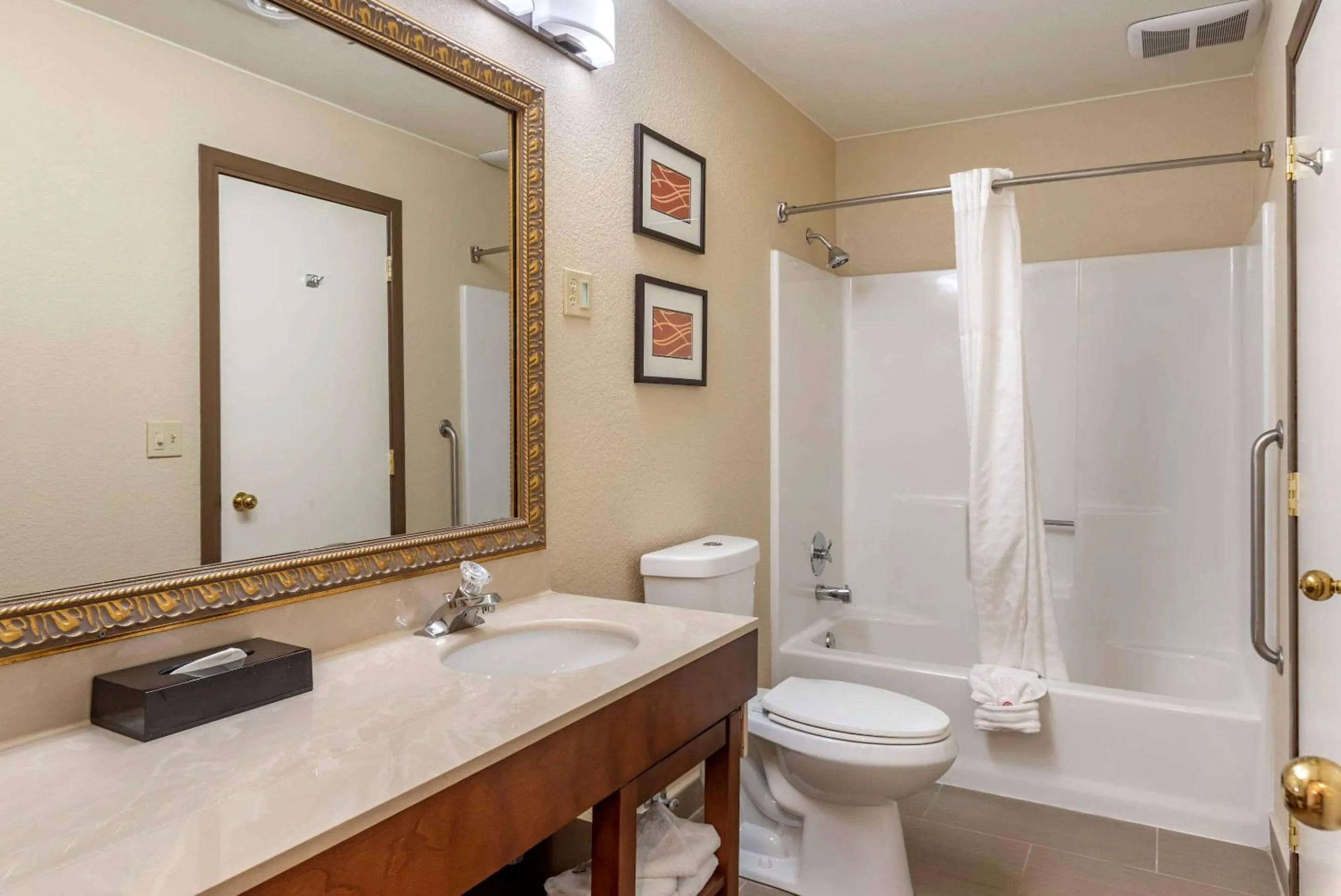 Photo of the whole room in Comfort Inn & Suites Klamath Falls