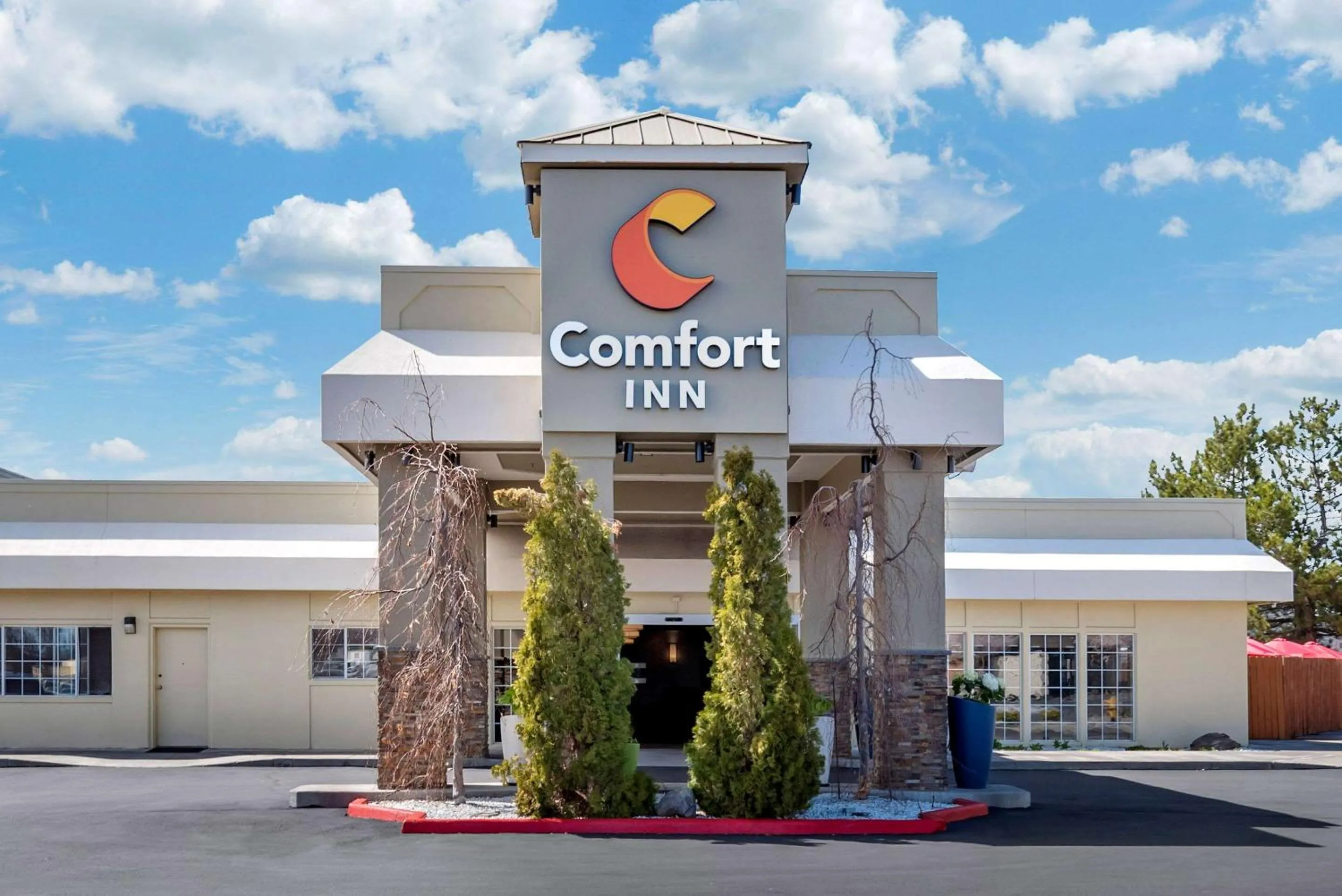 Property building in Comfort Inn & Suites Klamath Falls