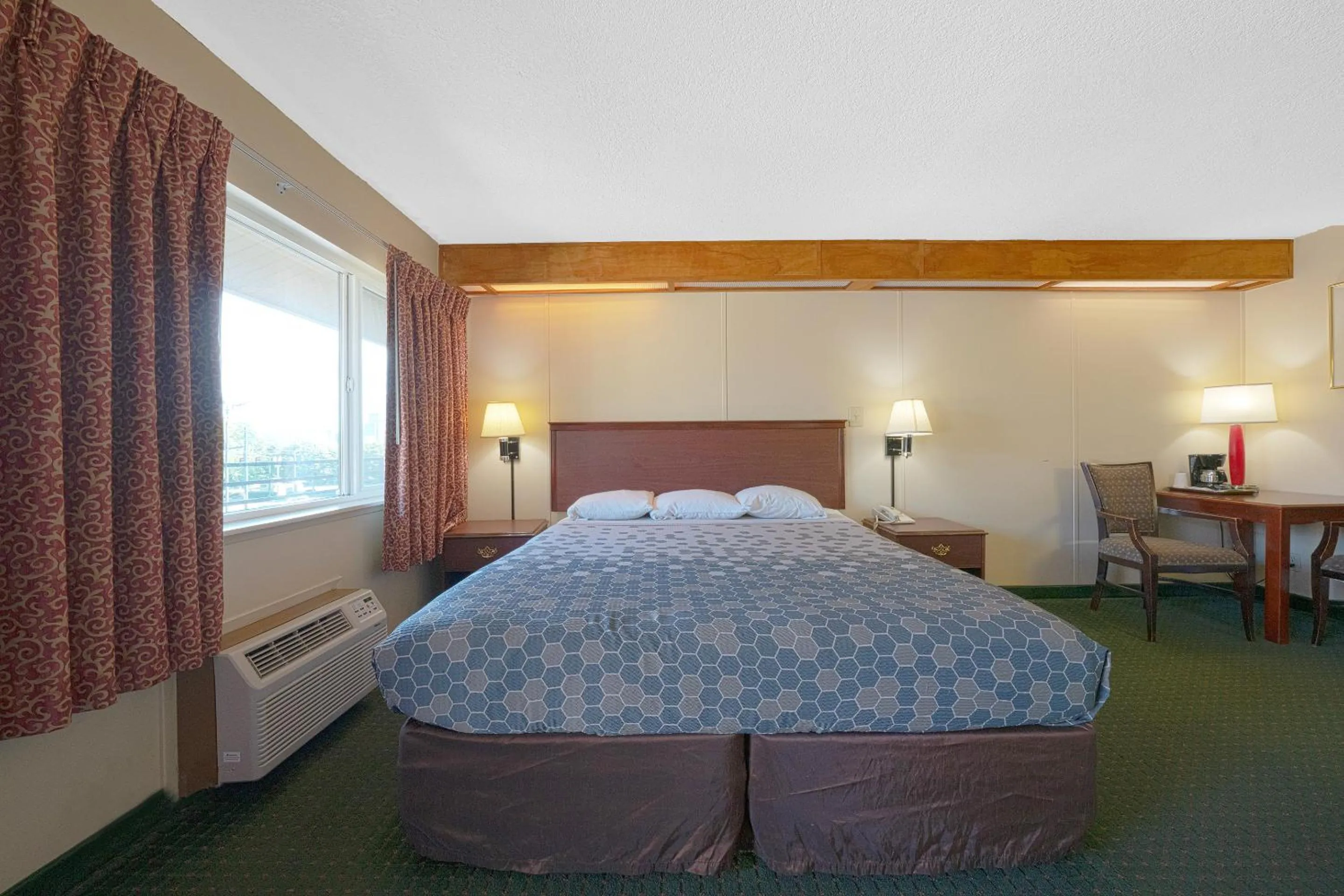 Bedroom, Bed in Broadway Inn Portland Downtown