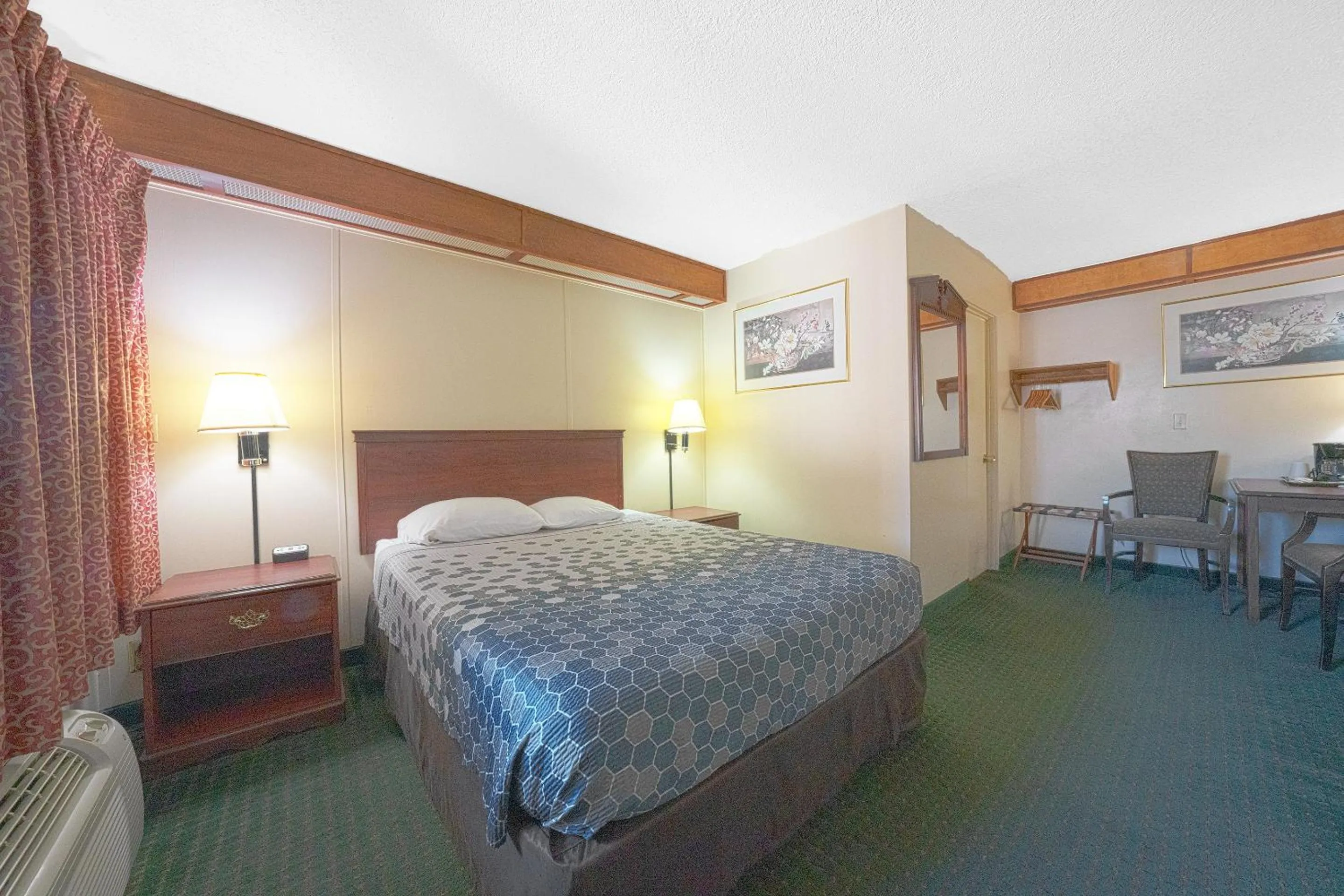 Bedroom, Bed in Broadway Inn Portland Downtown