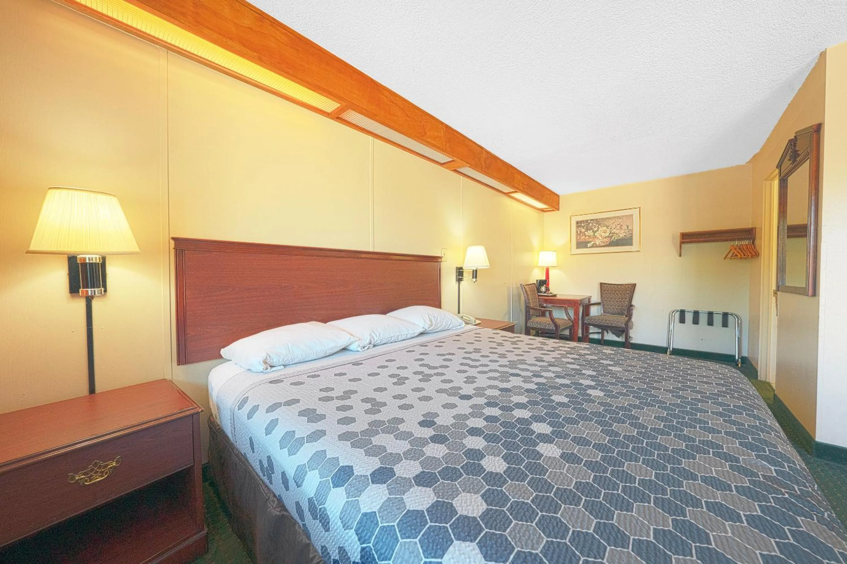 Bedroom, Bed in Broadway Inn Portland Downtown