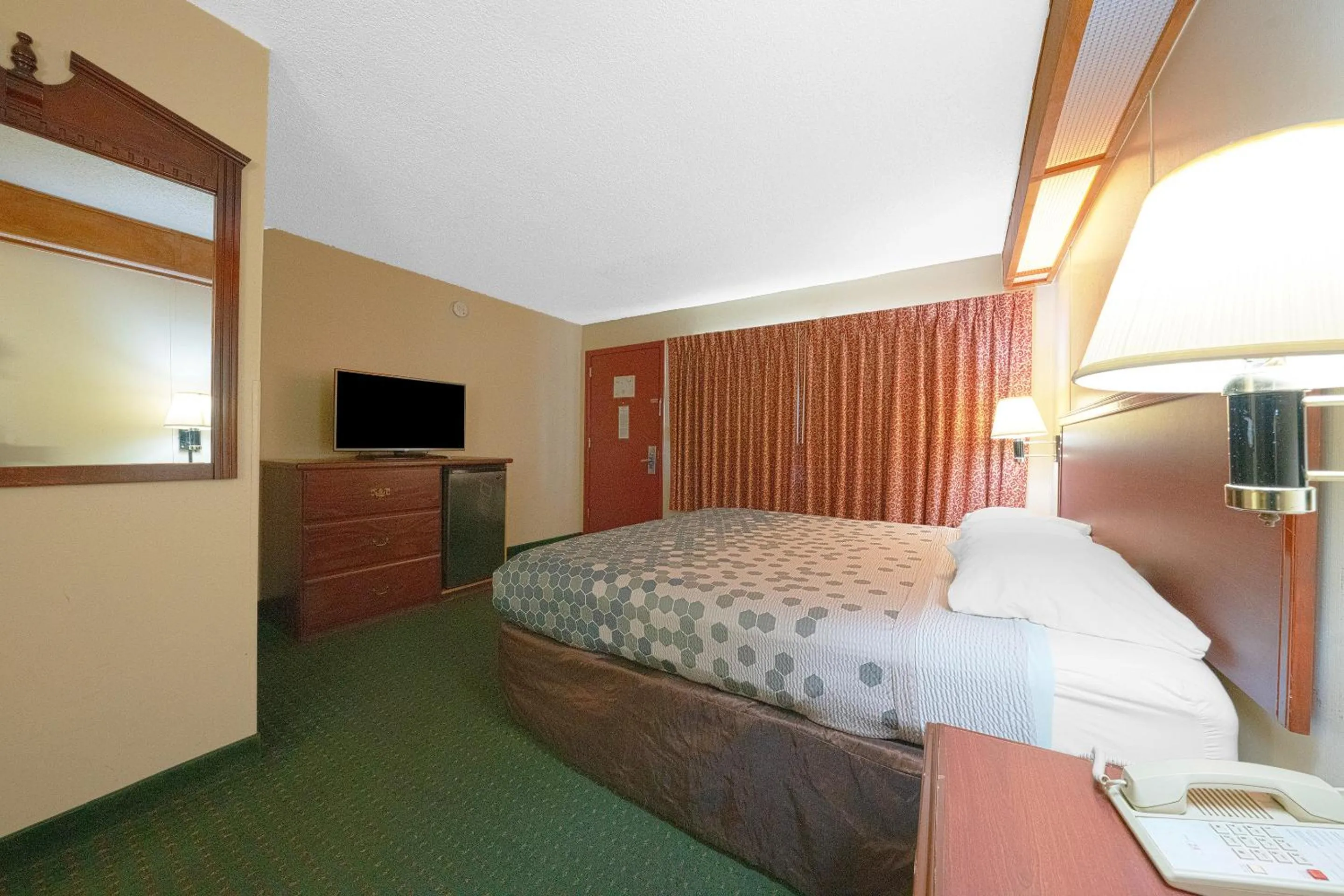 Bedroom, Bed in Broadway Inn Portland Downtown