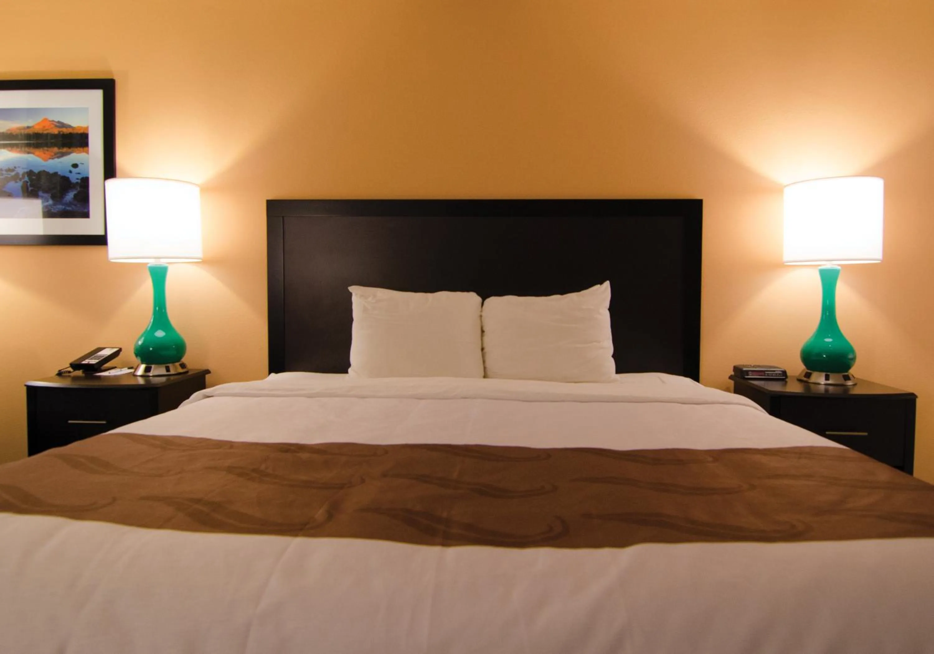 Bed in Cottage Grove Inn