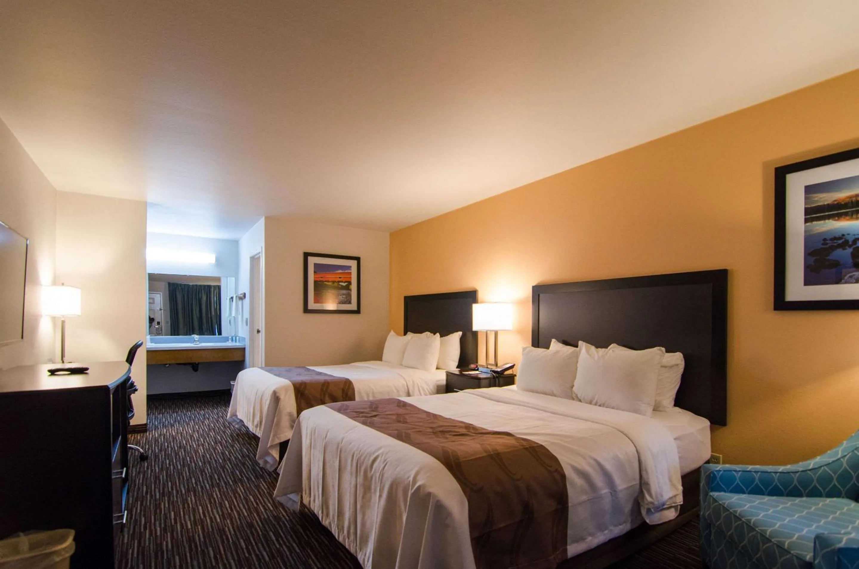 Photo of the whole room, Bed in Cottage Grove Inn