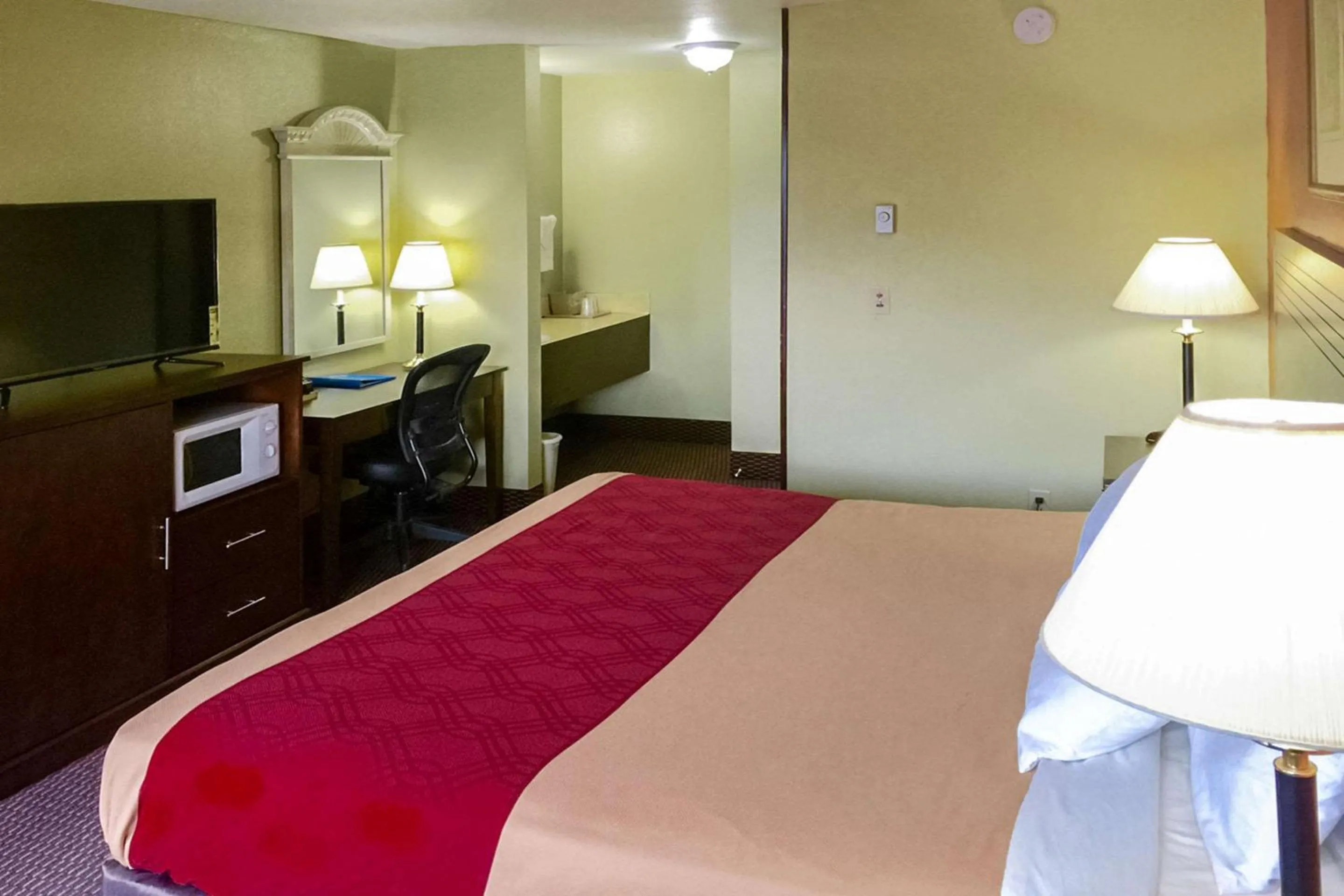 Photo of the whole room, Bed in Rodeway Inn Willamette River