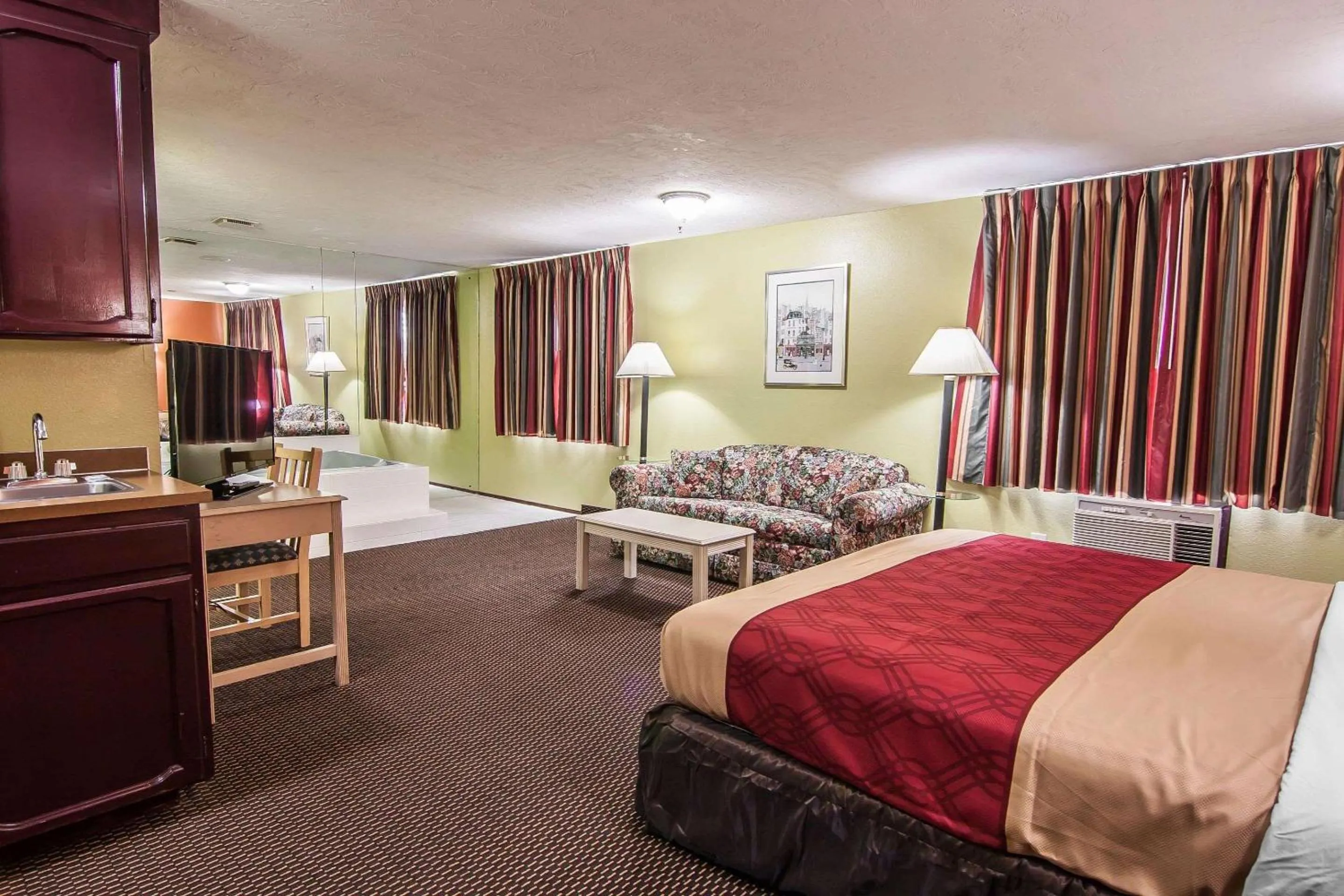 Photo of the whole room, Bed in Rodeway Inn Willamette River