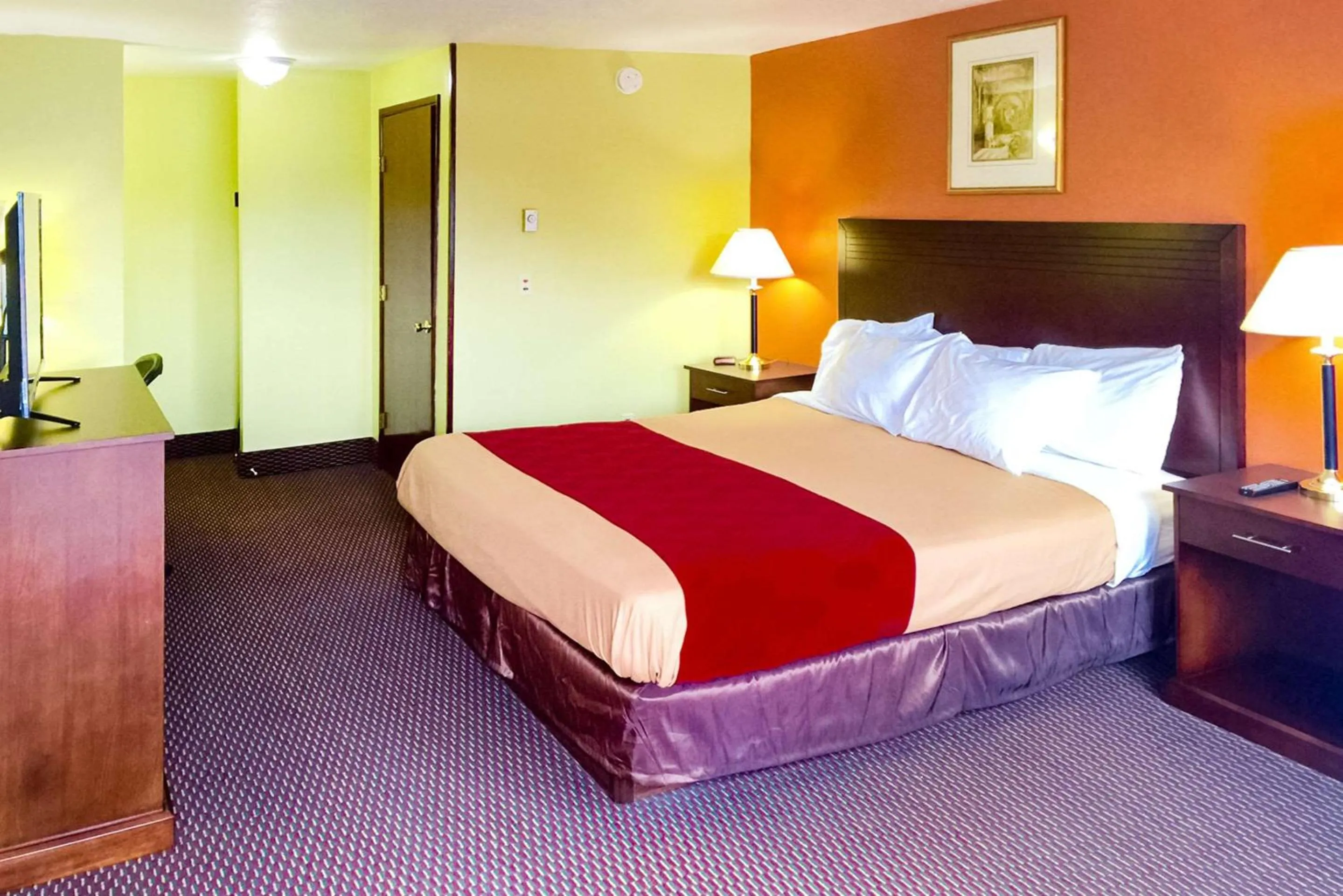 Photo of the whole room, Bed in Rodeway Inn Willamette River
