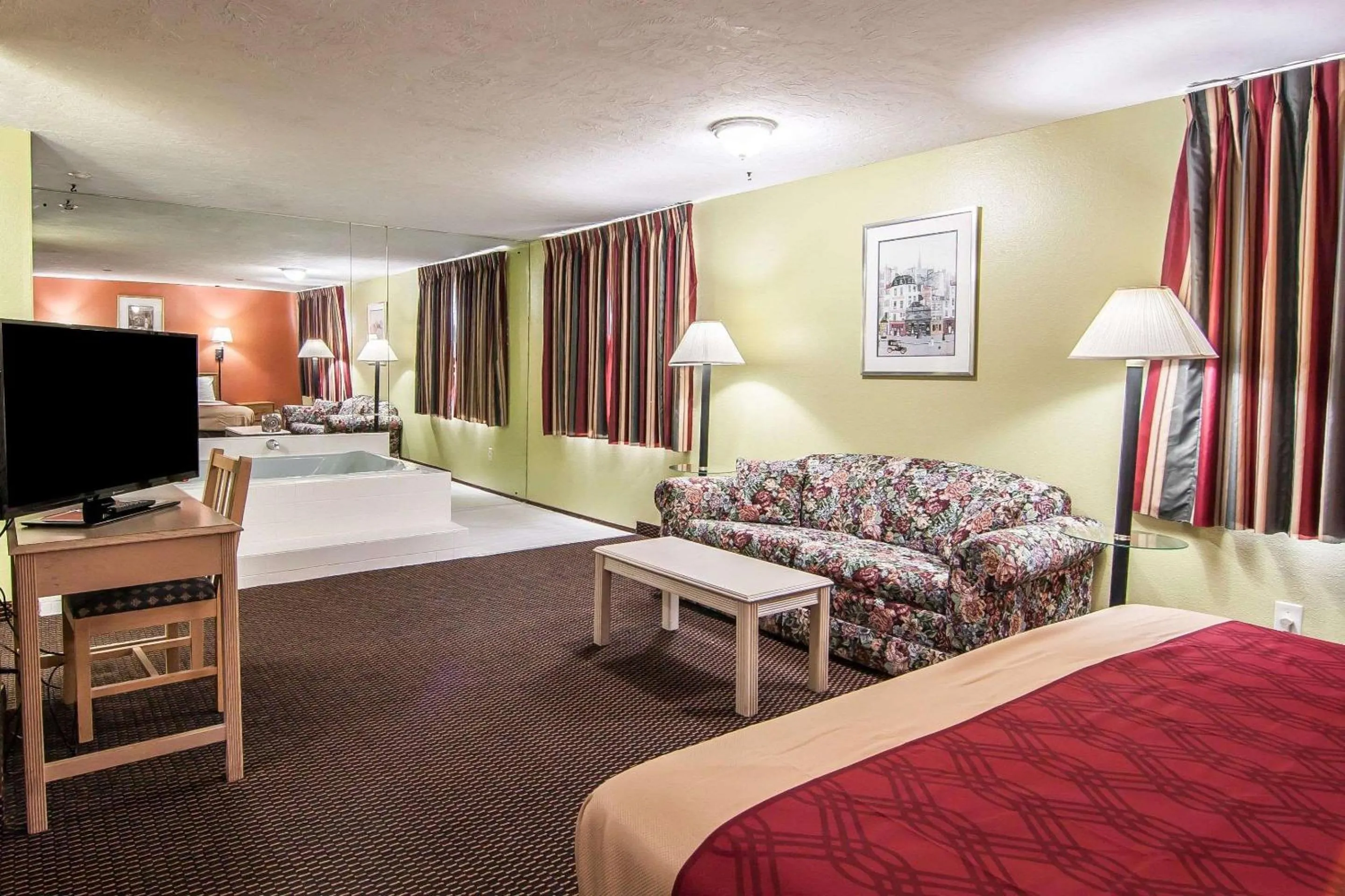 Photo of the whole room, Bed in Rodeway Inn Willamette River