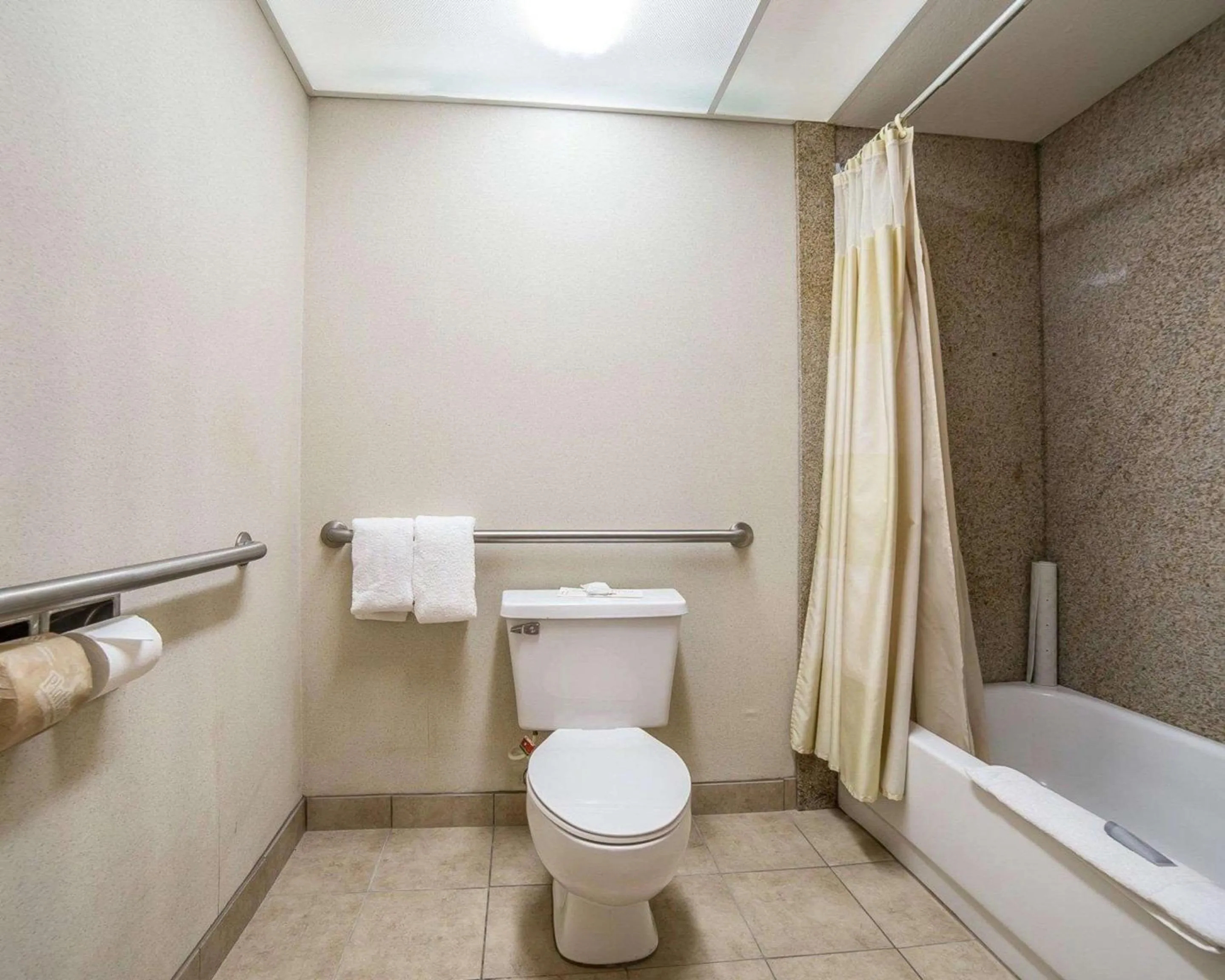 Bedroom in Rodeway Inn Baker City