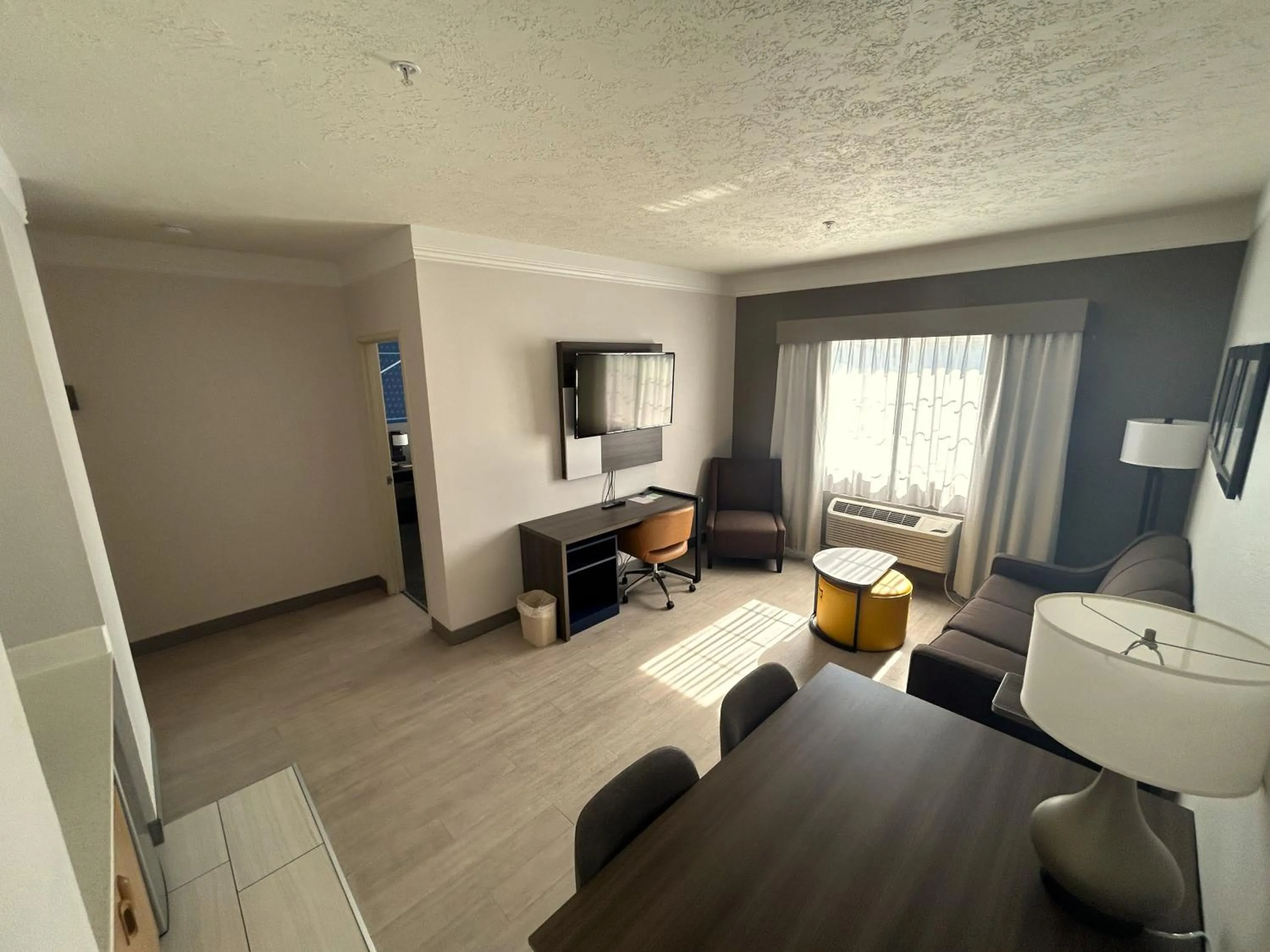 Living room in Comfort Suites Salem