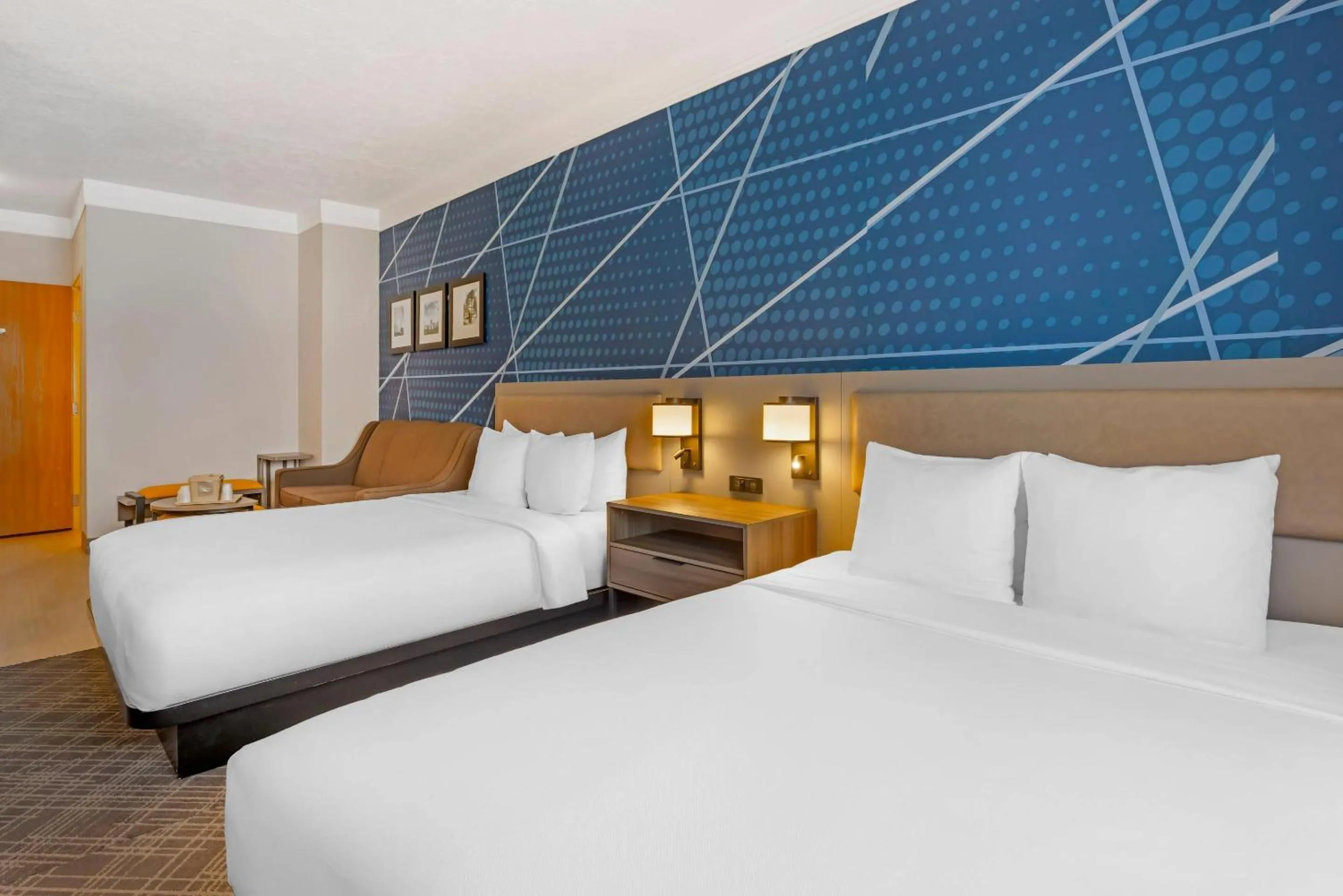 Bedroom, Bed in Comfort Suites Salem