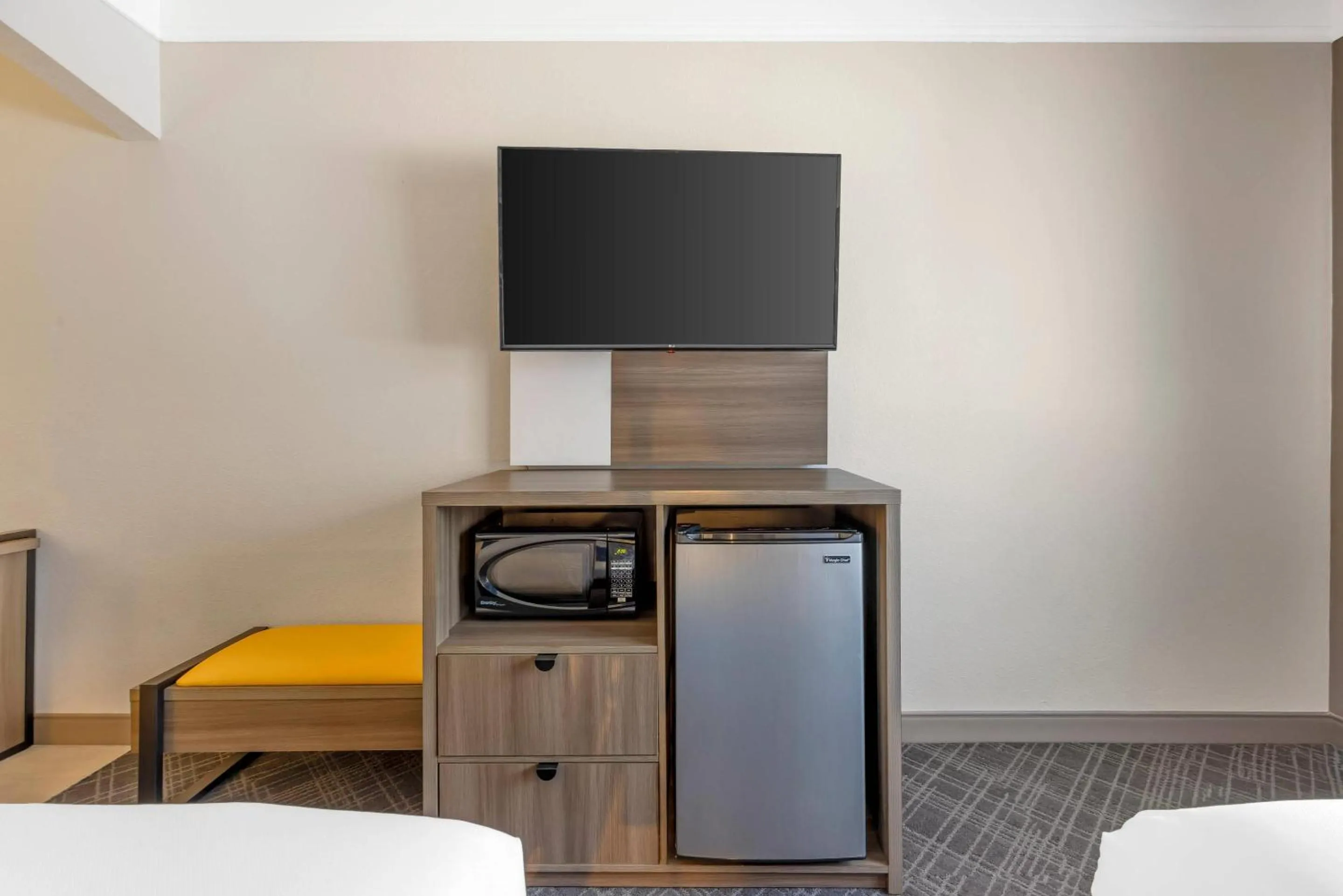 Bedroom in Comfort Suites Salem