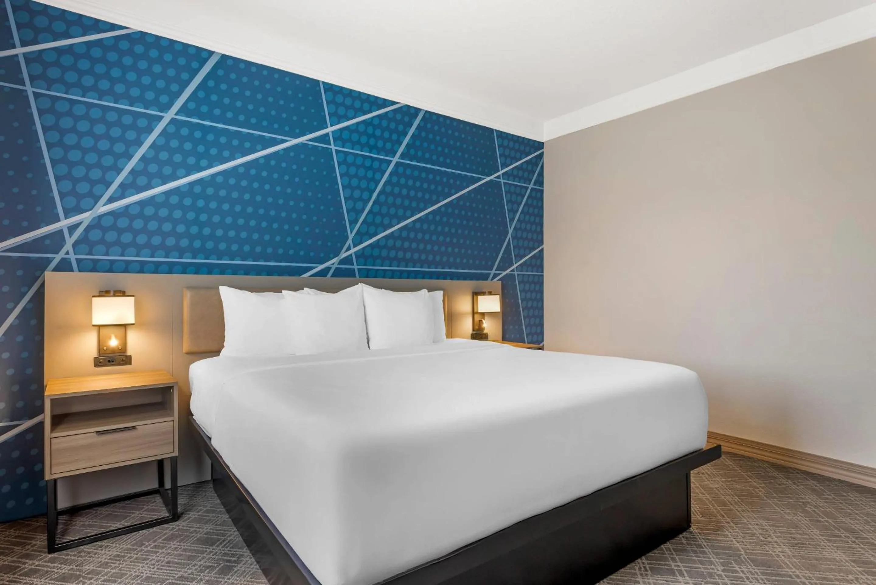 Bedroom, Bed in Comfort Suites Salem