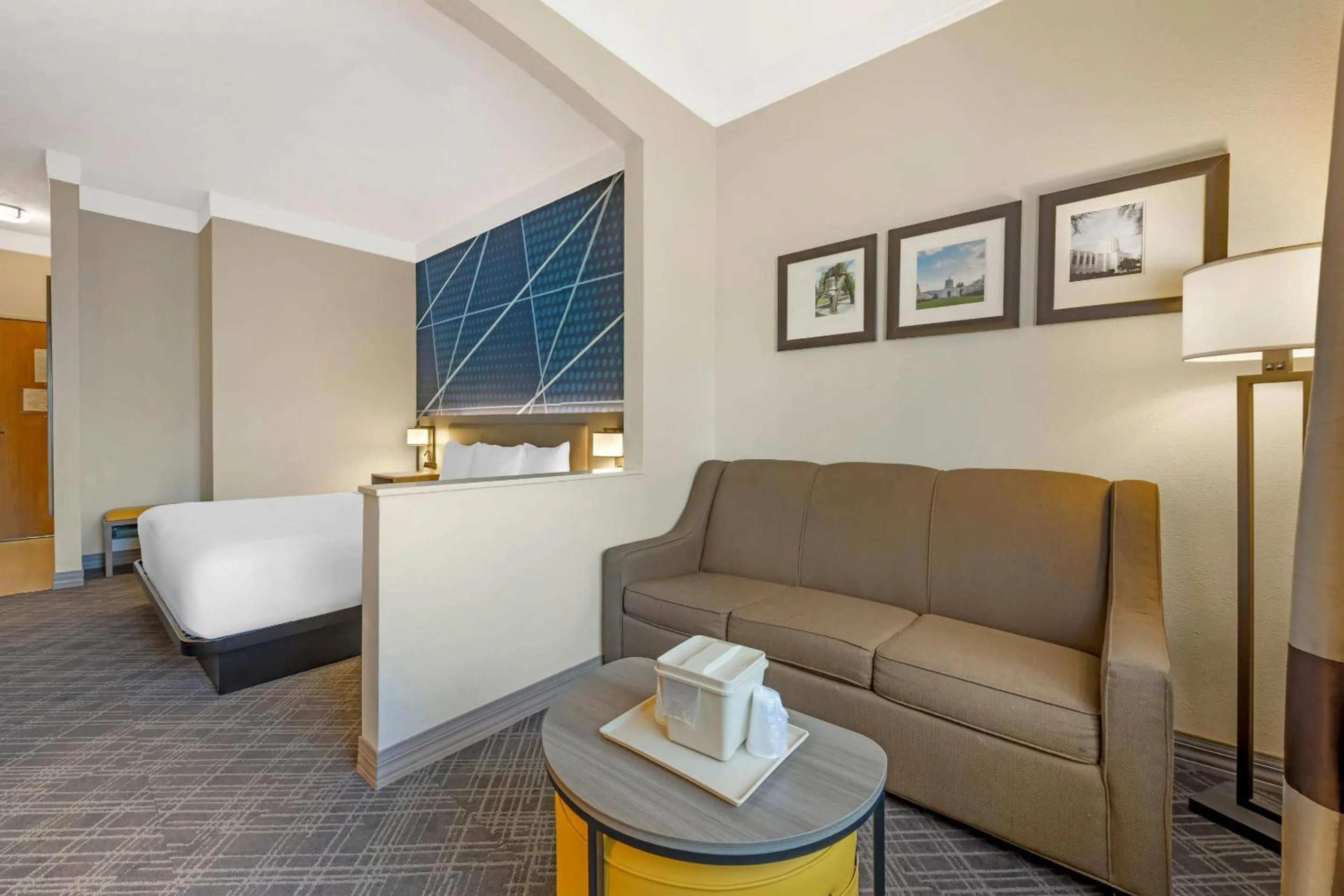 Bedroom in Comfort Suites Salem