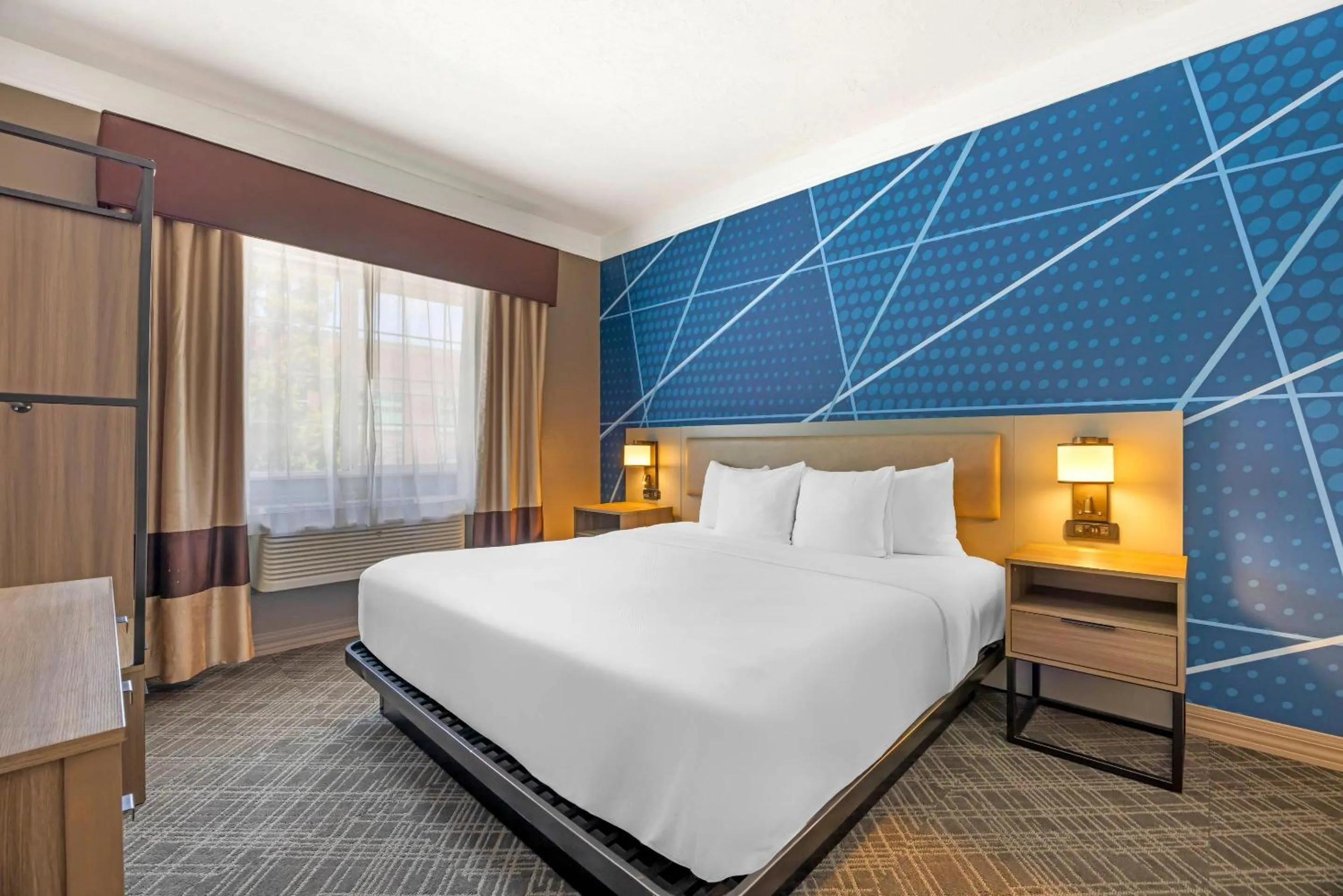 Bedroom, Bed in Comfort Suites Salem