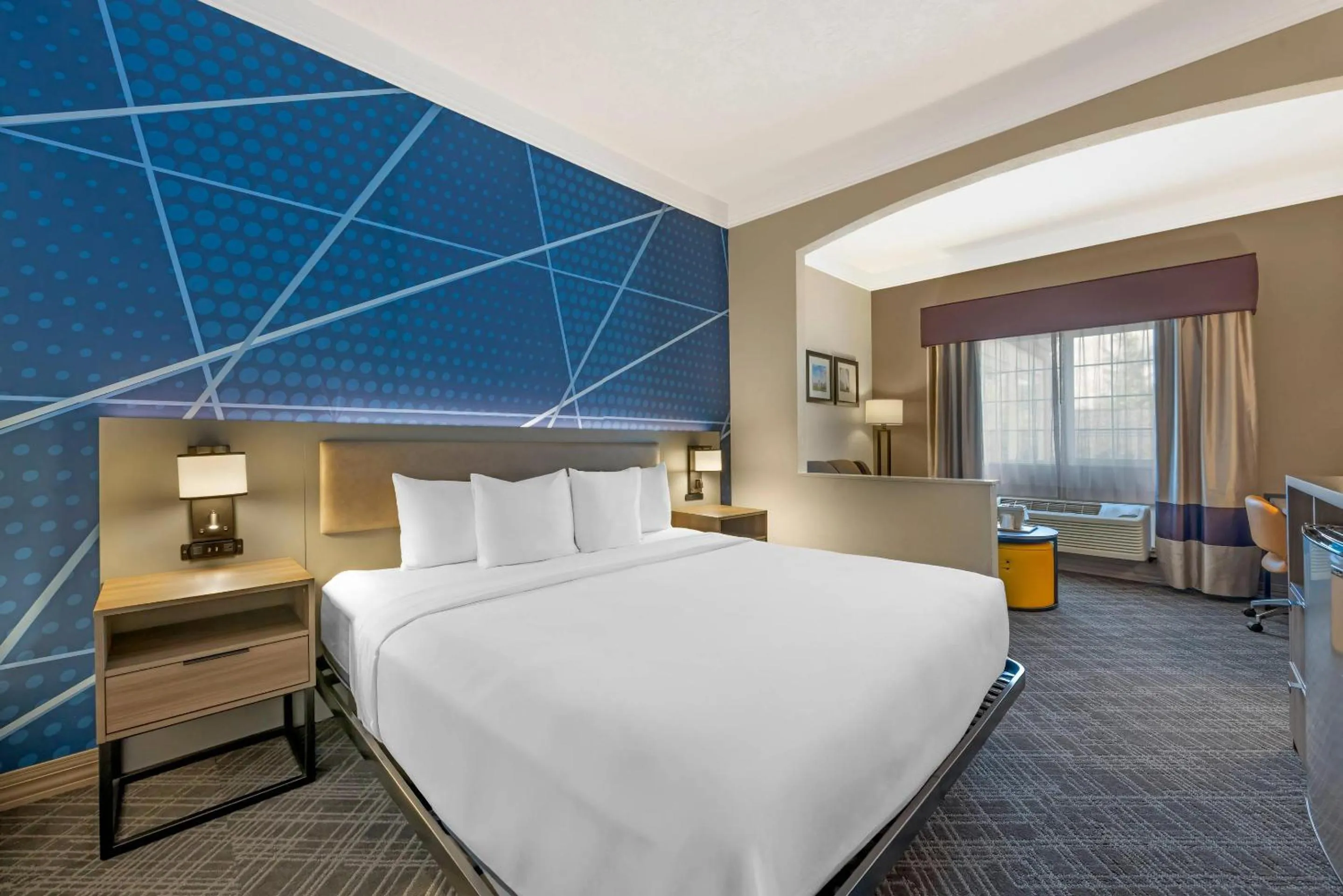 Bedroom, Bed in Comfort Suites Salem