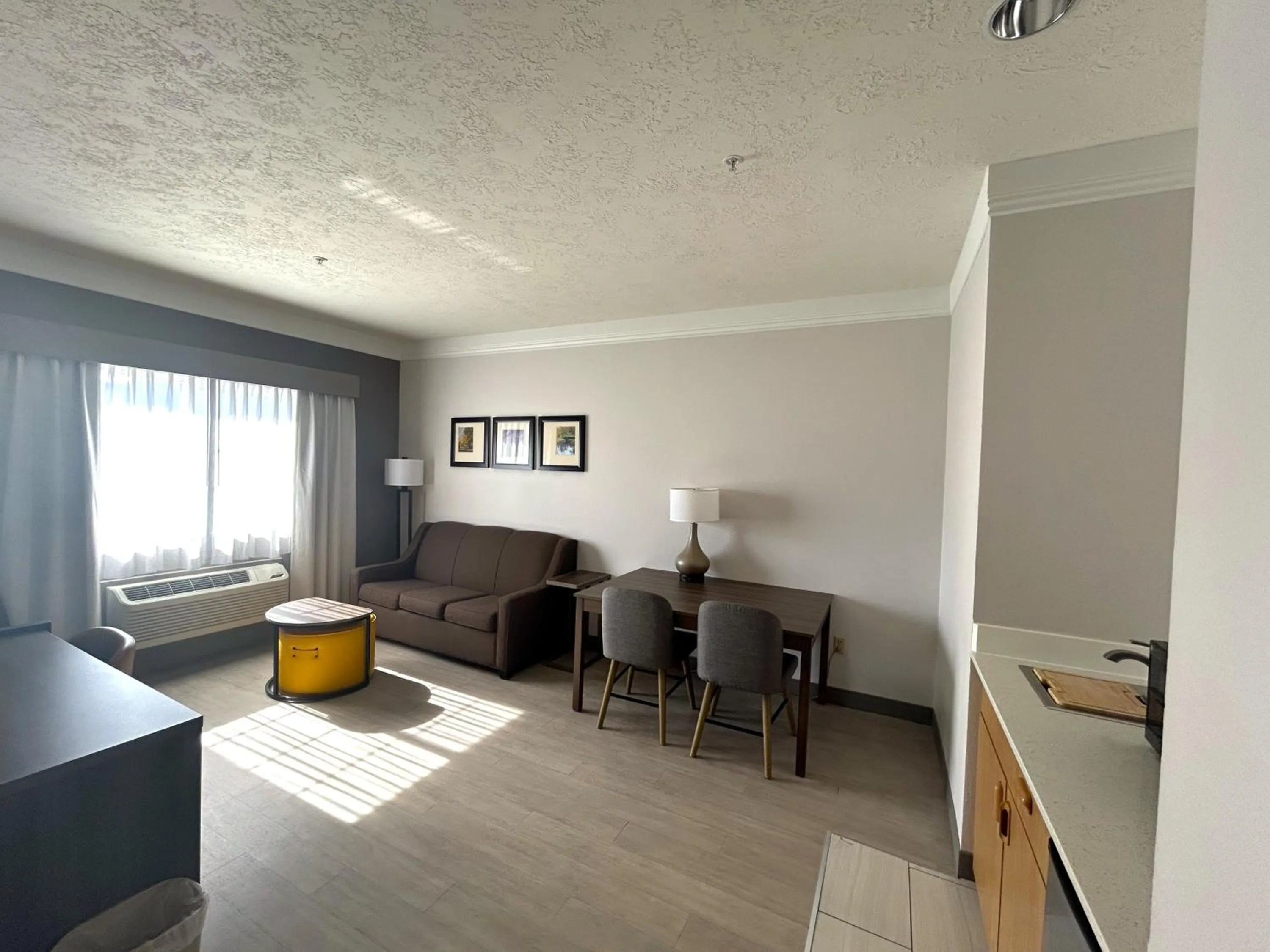 Living room in Comfort Suites Salem