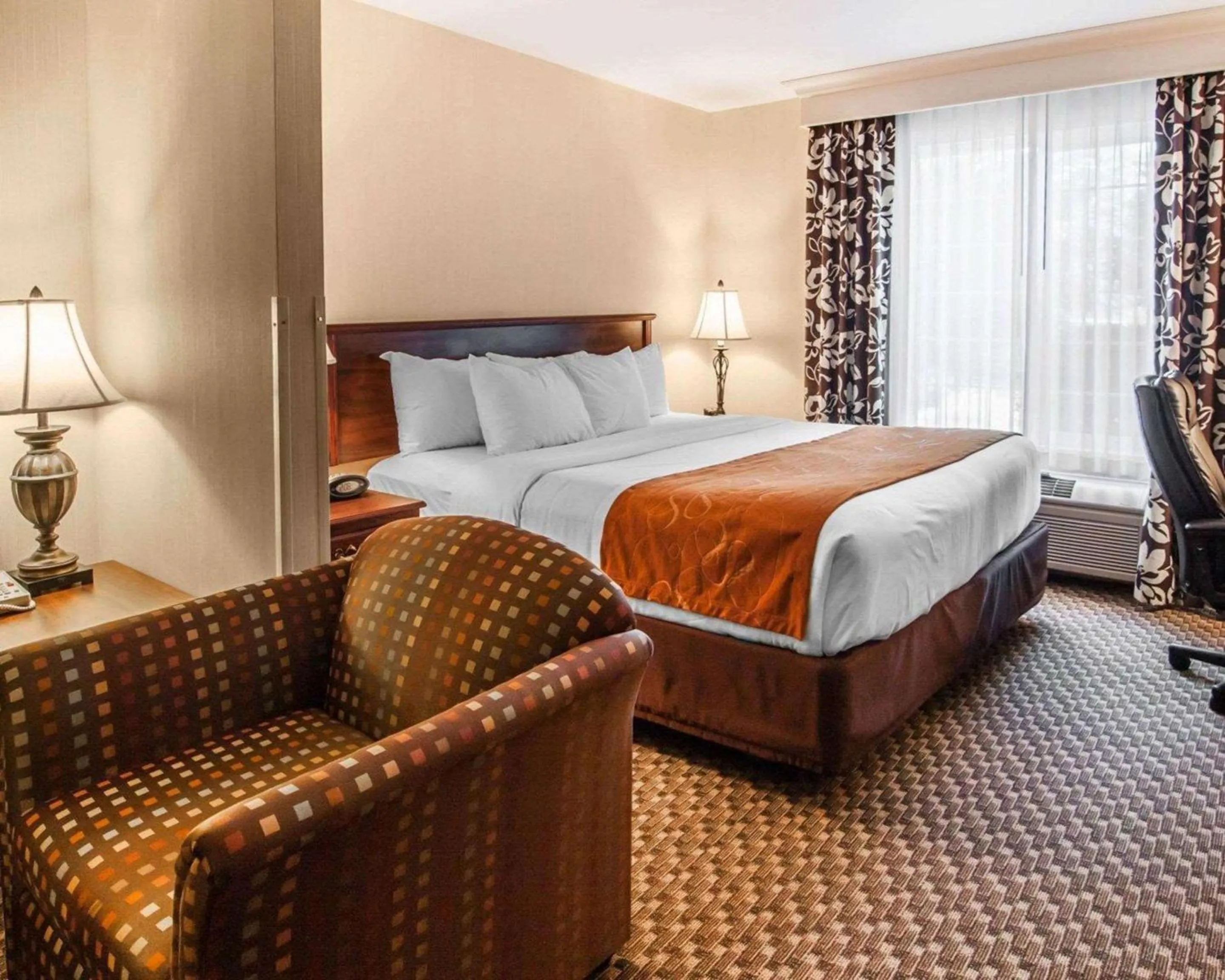 Photo of the whole room, Bed in Comfort Suites Corvallis