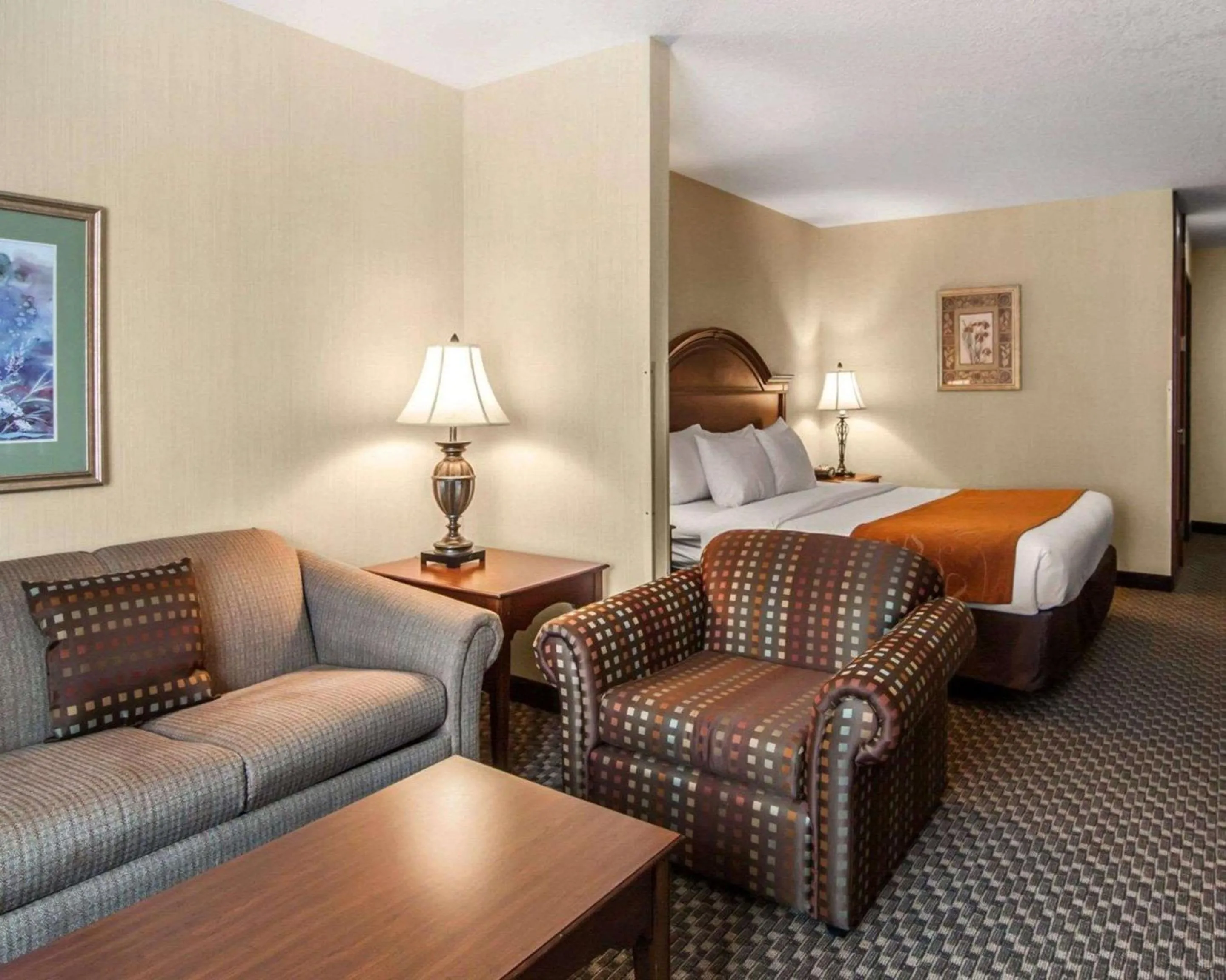 Photo of the whole room, Bed in Comfort Suites Corvallis