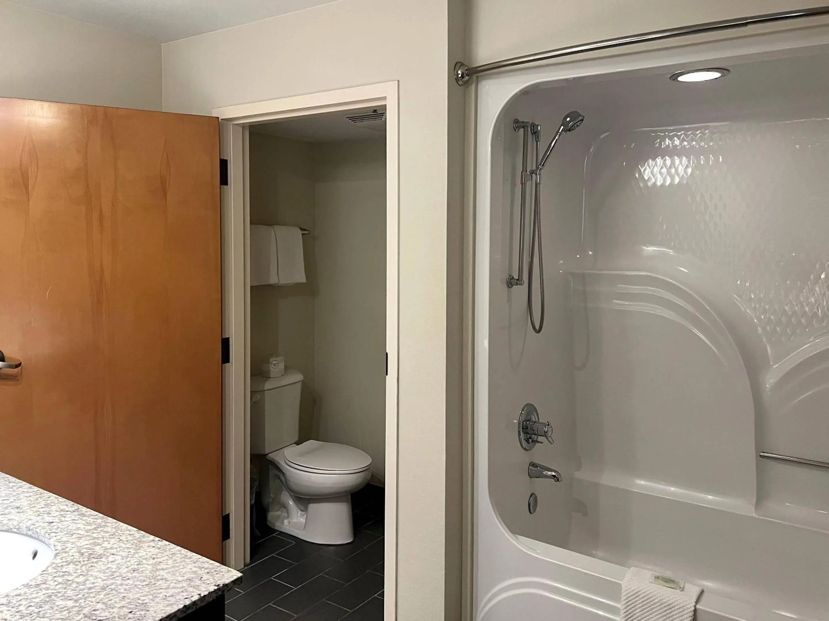 Bedroom in Sleep Inn & Suites Roseburg North Near Medical Center