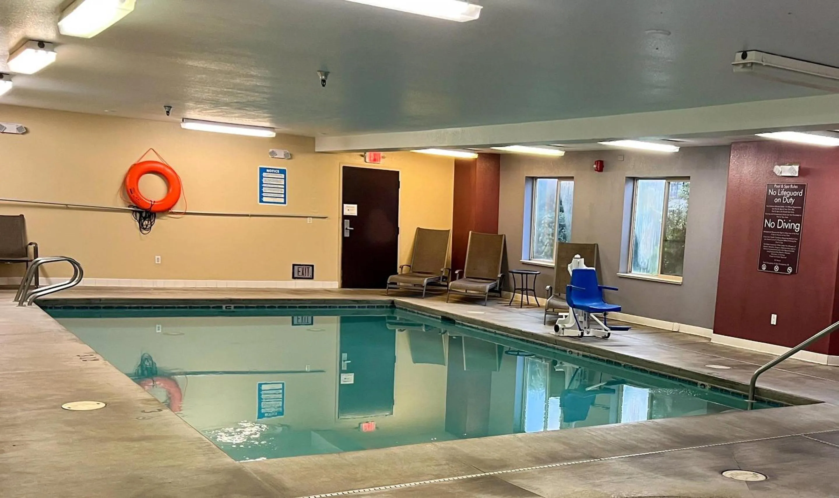 Swimming pool in Sleep Inn & Suites Roseburg North Near Medical Center