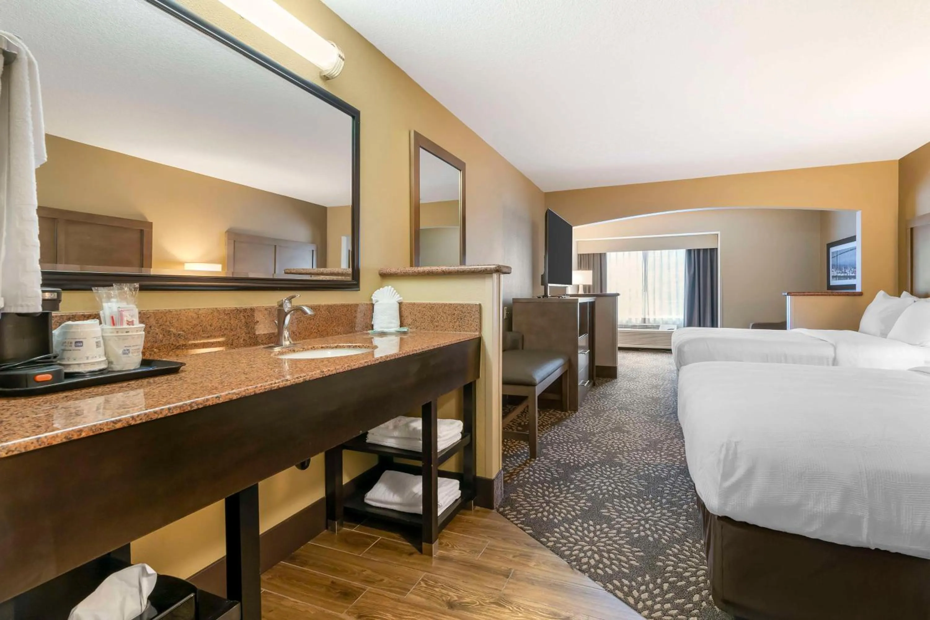 Bedroom, Bed in Best Western Columbia River Waterfront Hotel Astoria