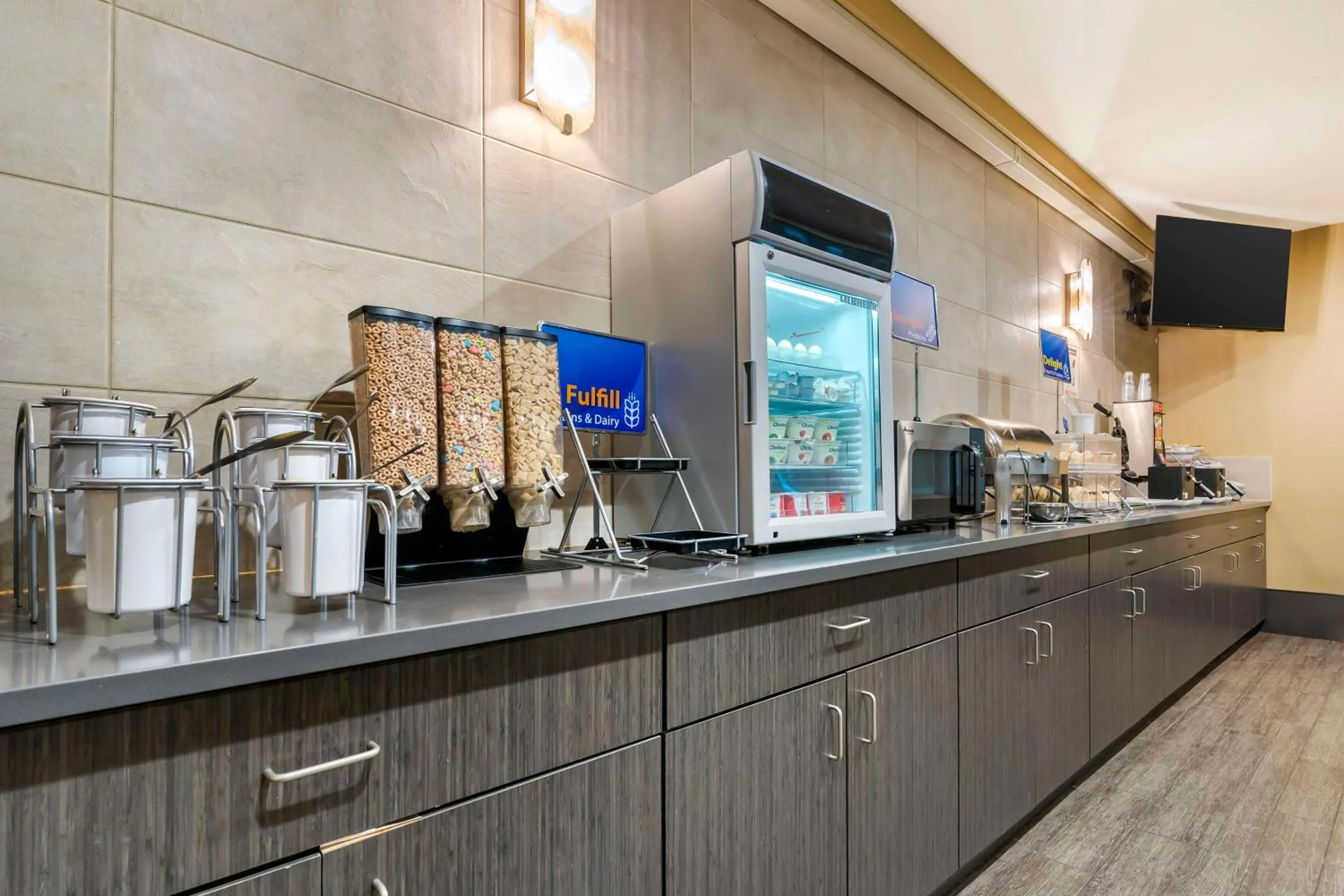 Buffet breakfast in Best Western Columbia River Waterfront Hotel Astoria