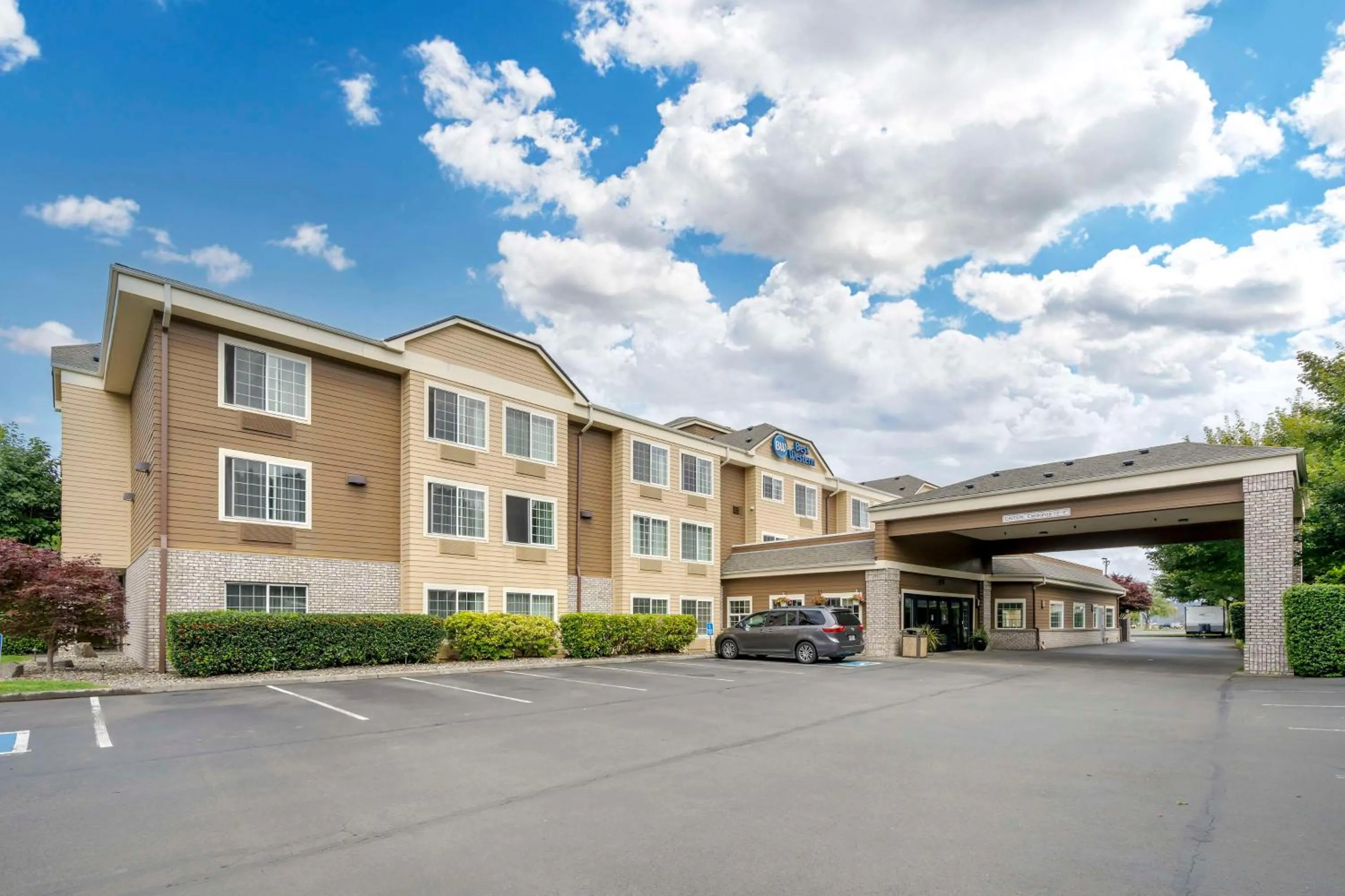 Property building in Best Western Columbia River Waterfront Hotel Astoria