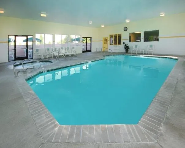 Swimming pool in Comfort Suites Springfield-Eugene
