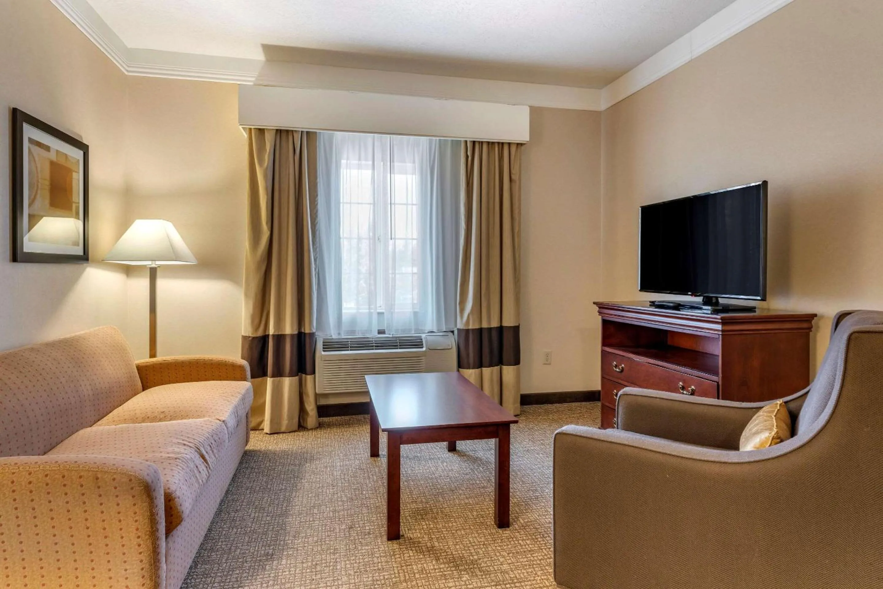 Photo of the whole room in Comfort Suites Linn County Fairground and Expo