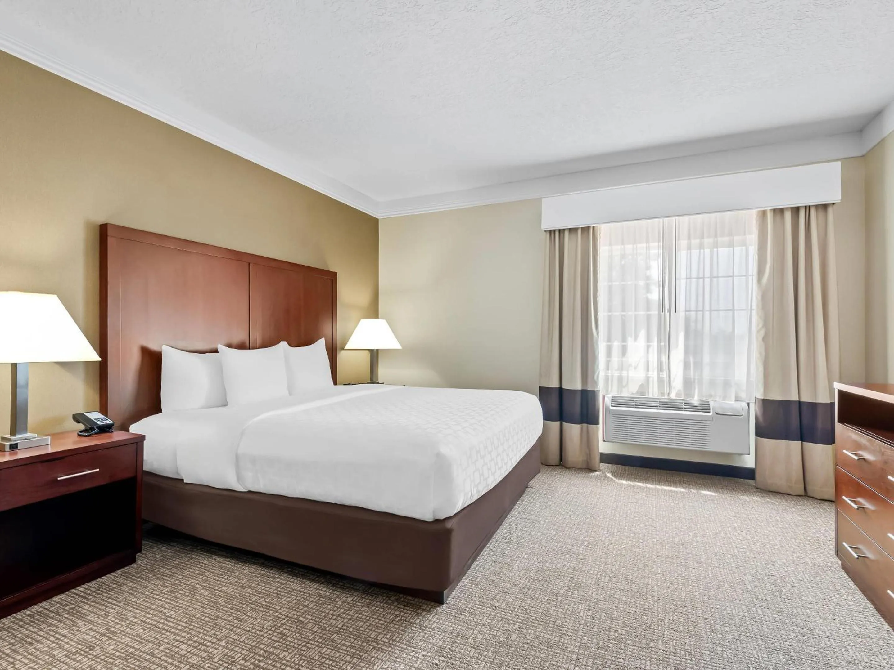 Bedroom, Bed in Comfort Suites Linn County Fairground and Expo