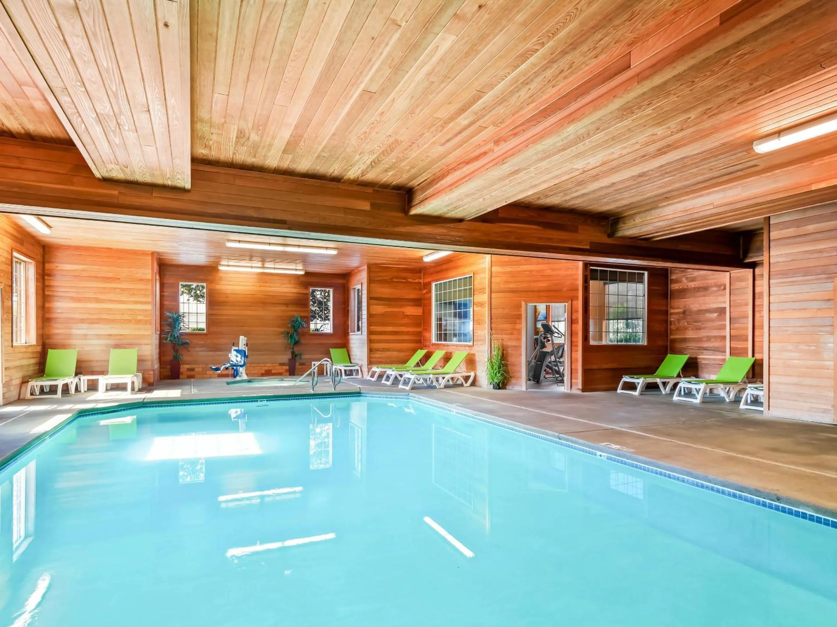 Swimming pool in Comfort Suites Linn County Fairground and Expo