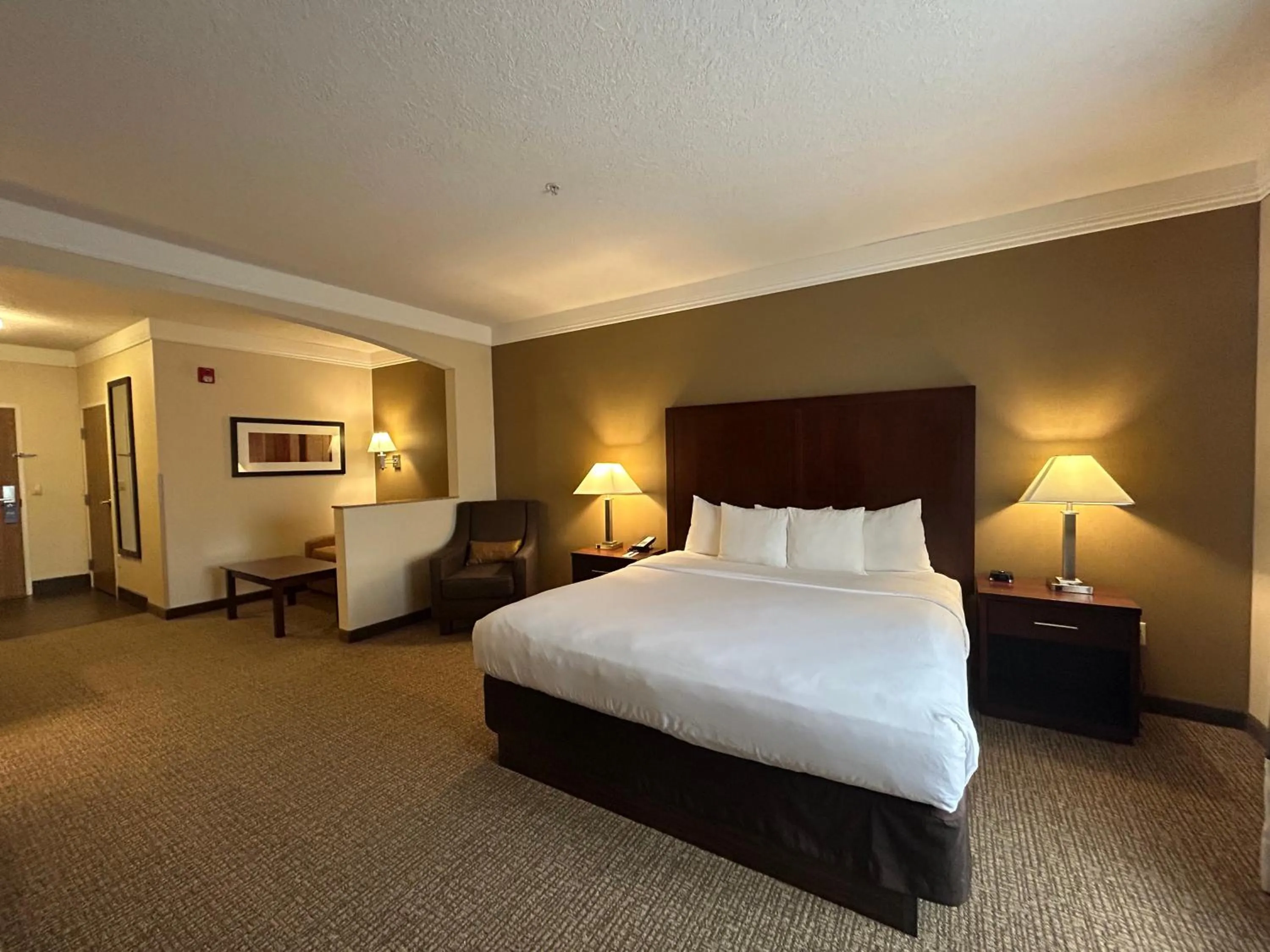 Bedroom, Bed in Comfort Suites Linn County Fairground and Expo