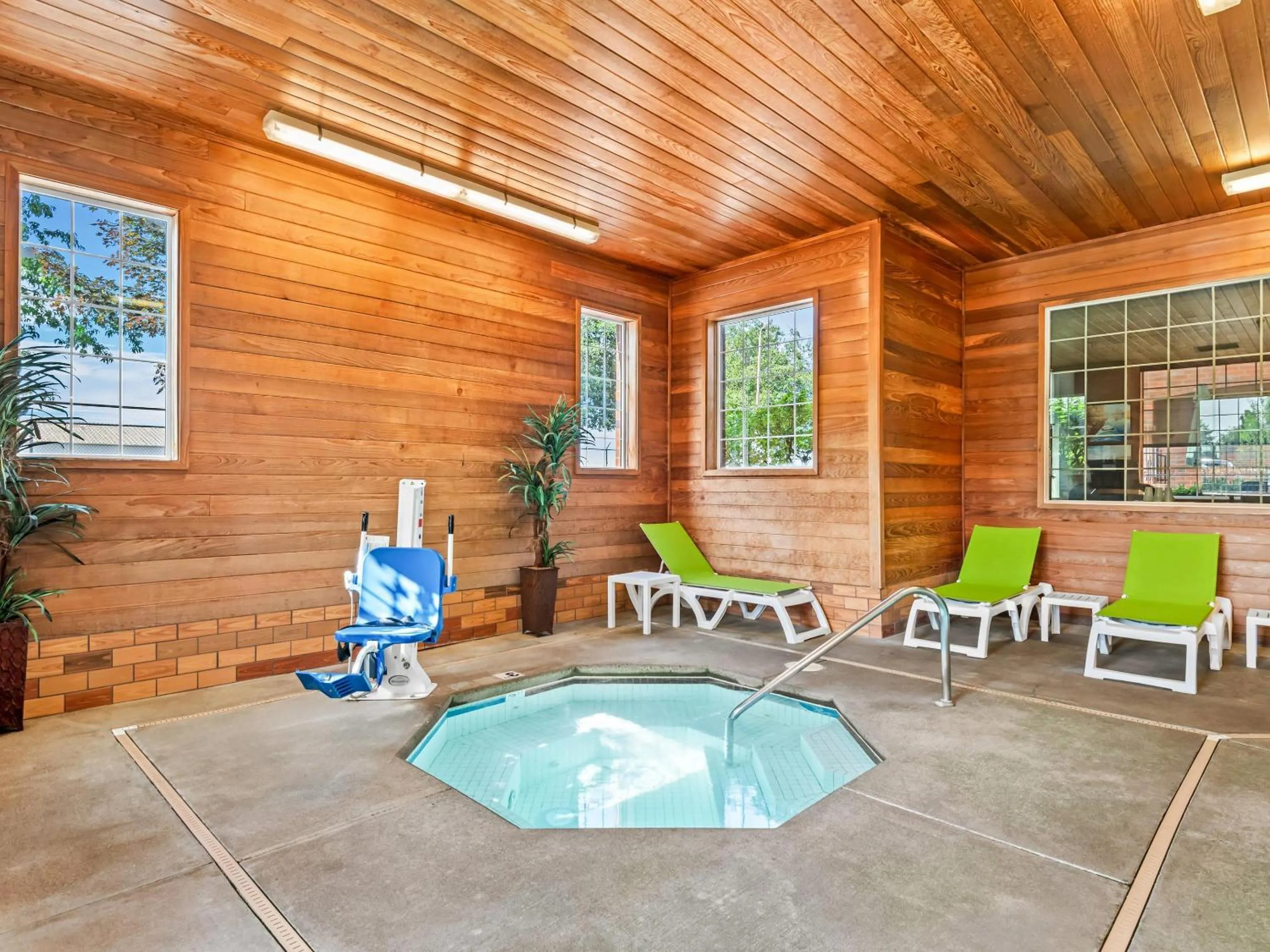 Swimming pool in Comfort Suites Linn County Fairground and Expo