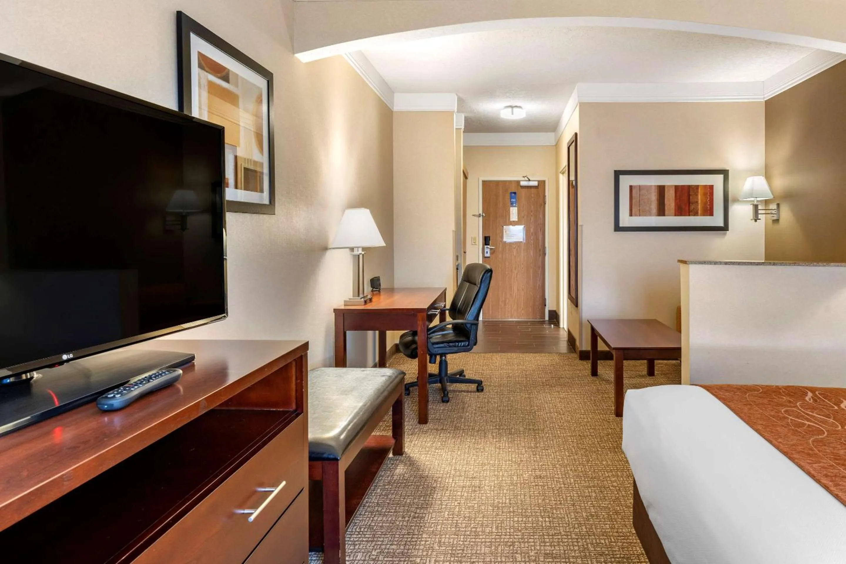 Photo of the whole room, Bed in Comfort Suites Linn County Fairground and Expo