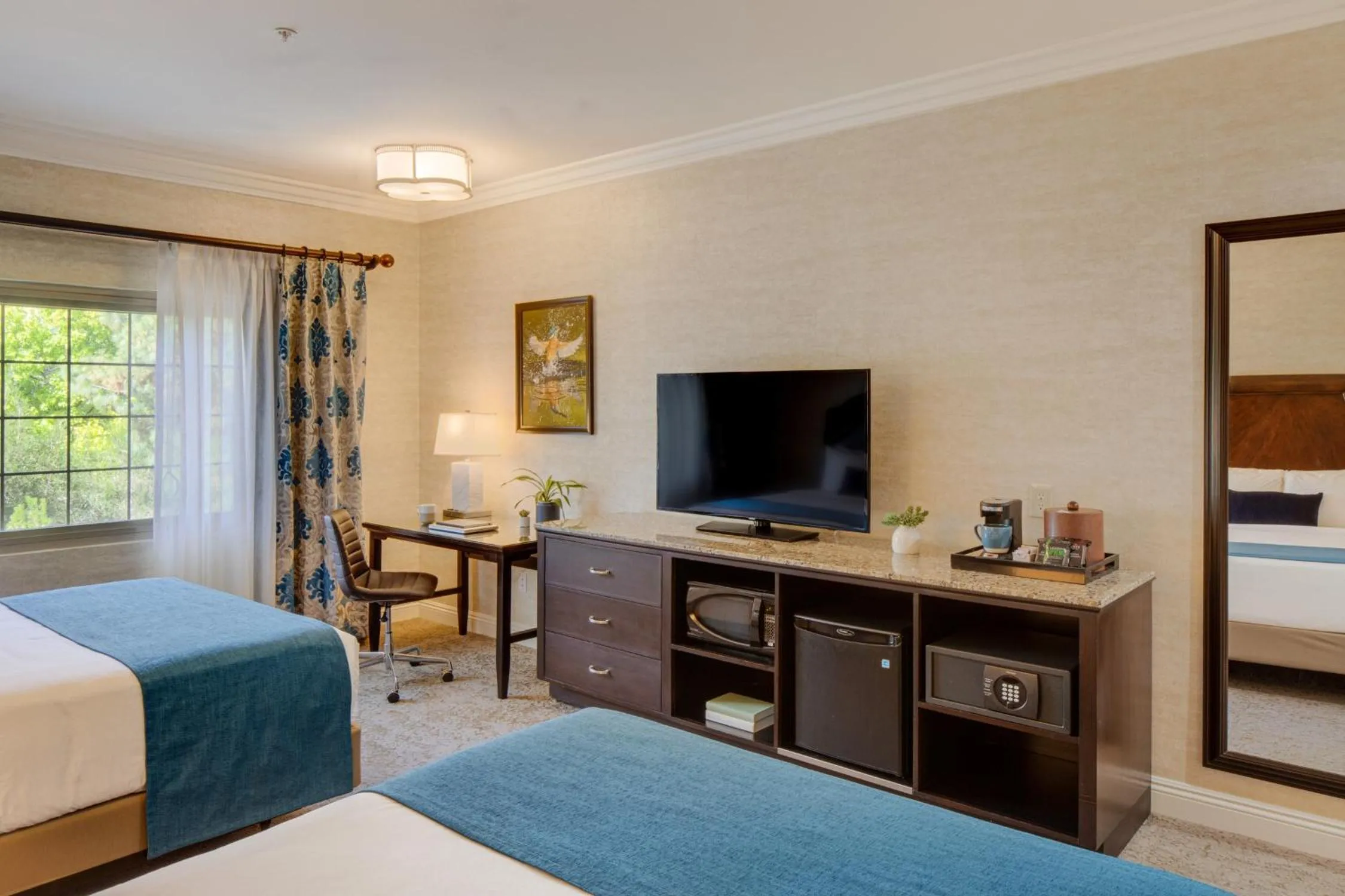 TV and multimedia, Bed in Ayres Suites Diamond Bar