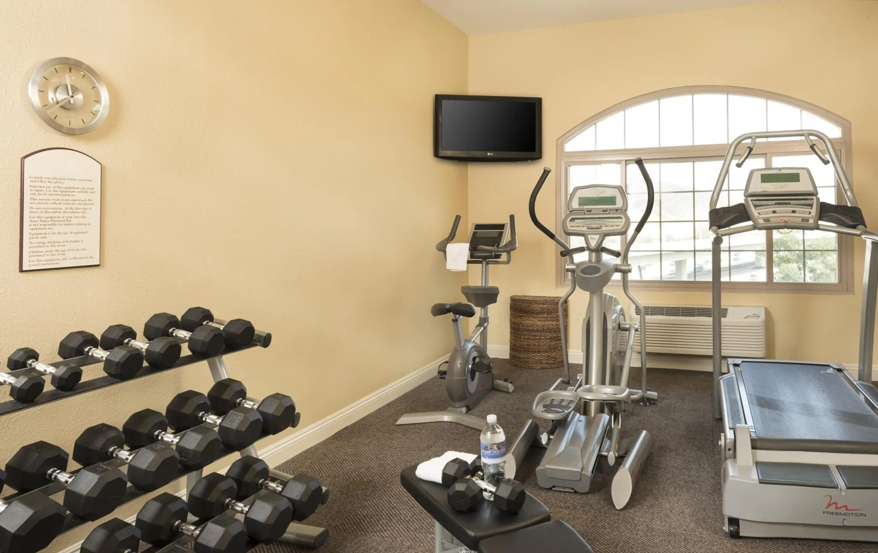 Fitness centre/facilities in Ayres Suites Diamond Bar