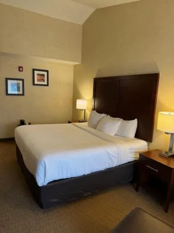 Bed in Comfort Inn & Suites Lincoln City