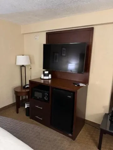 Bed in Comfort Inn & Suites Lincoln City