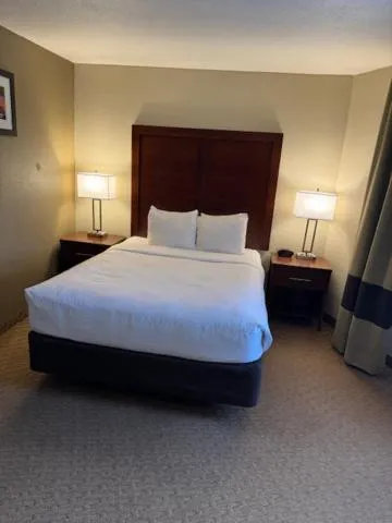 Bed in Comfort Inn & Suites Lincoln City