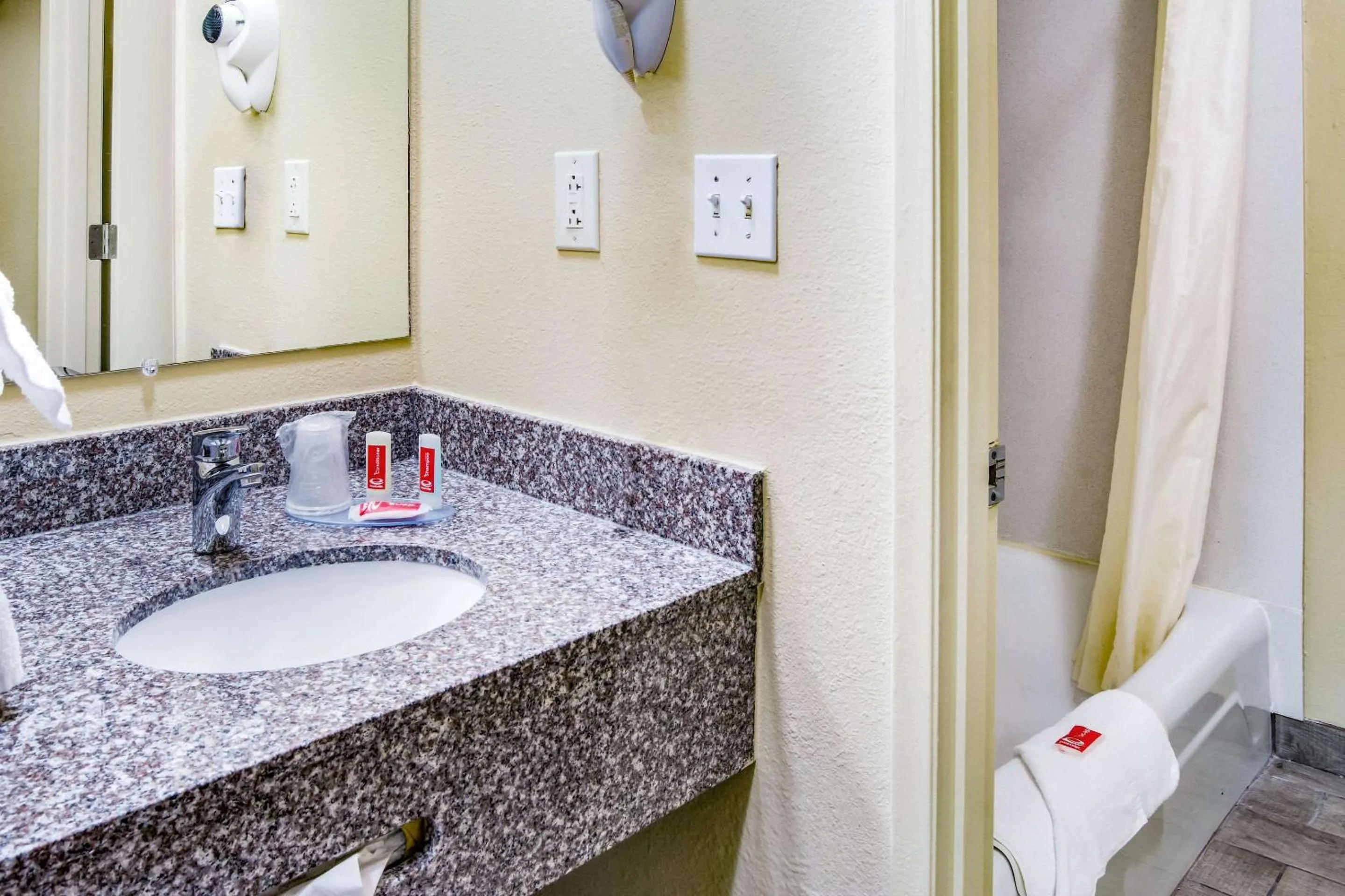 Bedroom in Econo Lodge Newport